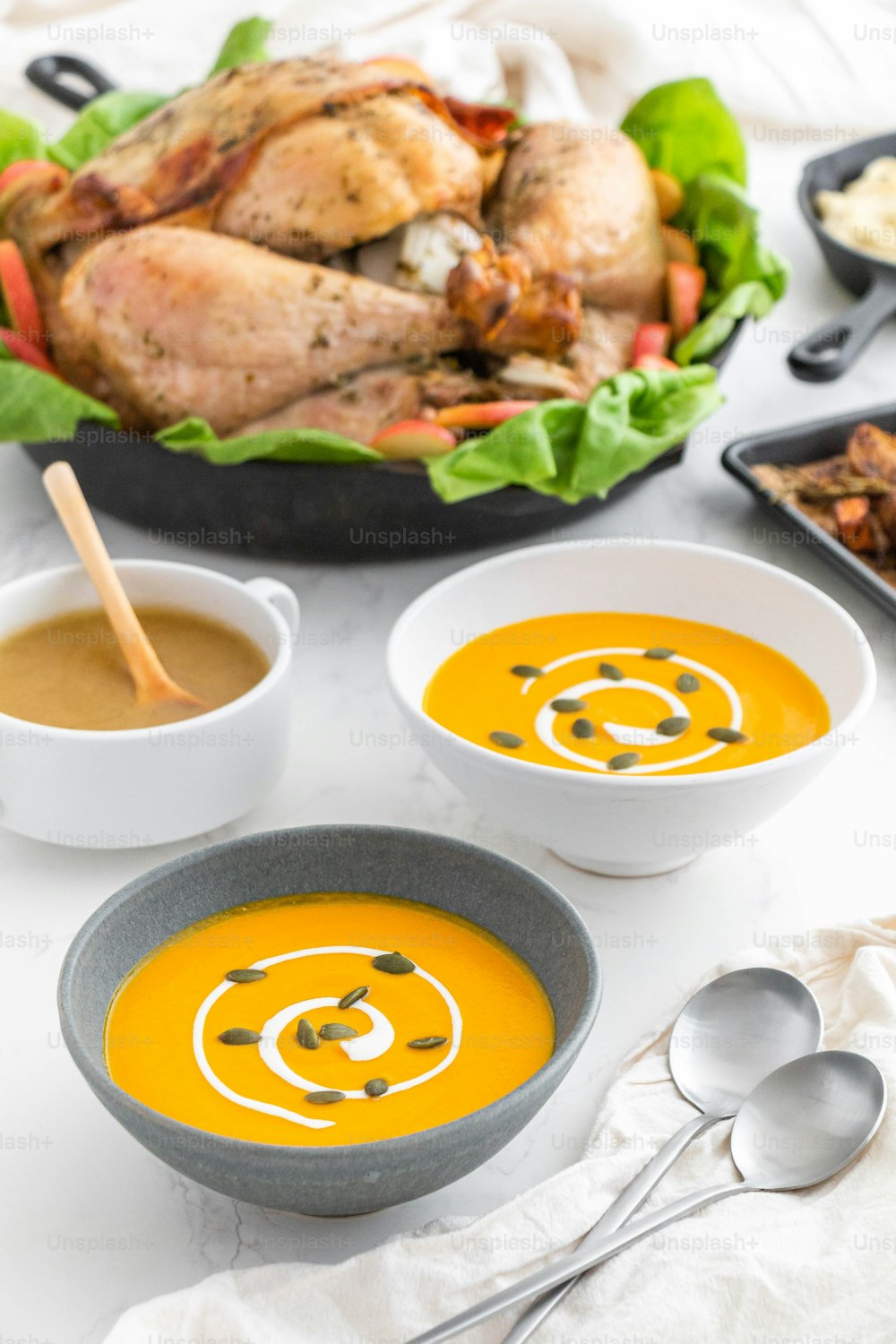 una mesa cubierta con tazones de sopa y un pavo