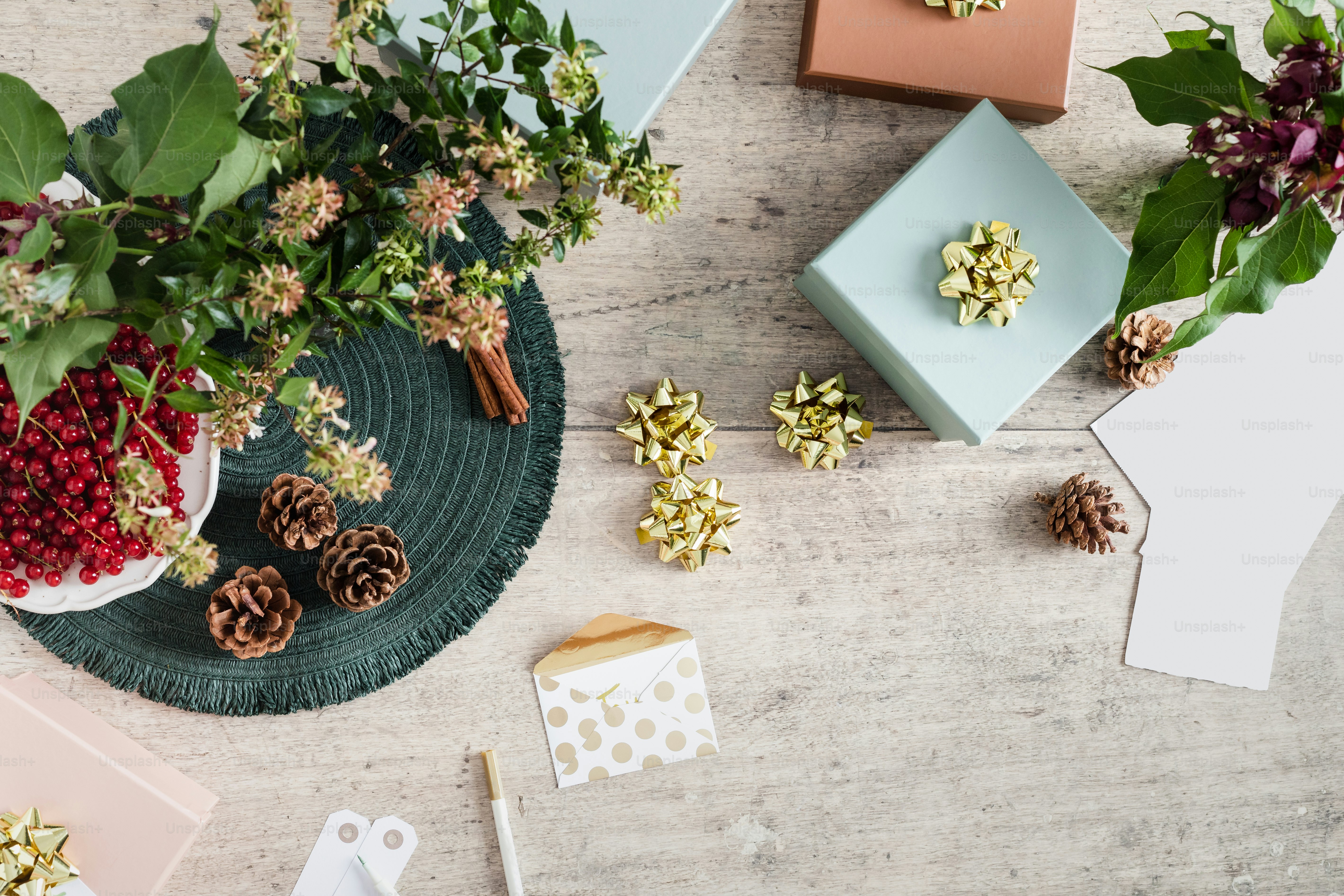 さまざまな種類の花がトッピングされたテーブル