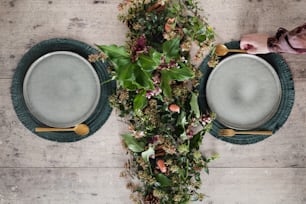 uma mesa coberta com pratos cobertos de vegetação