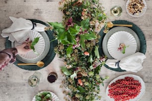 Une table est dressée avec des assiettes et des bols de nourriture