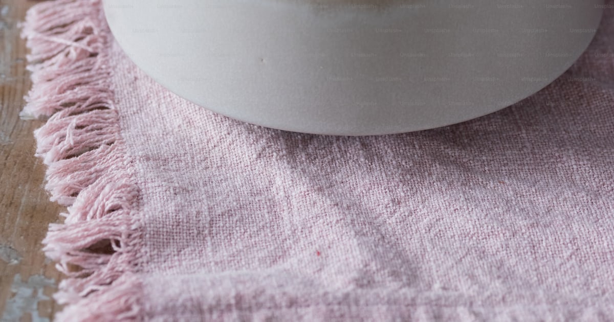 A person is sprinkling rice into a bowl photo – Oats Image on Unsplash