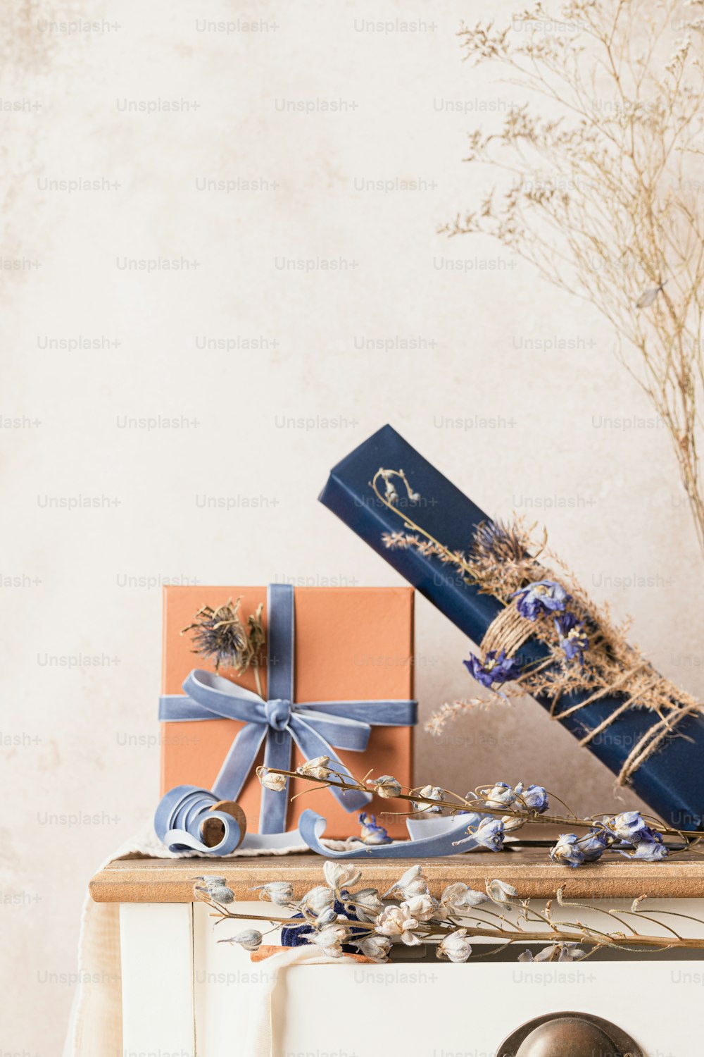 테이블 위에 놓여 있는 파란색 선물 상자