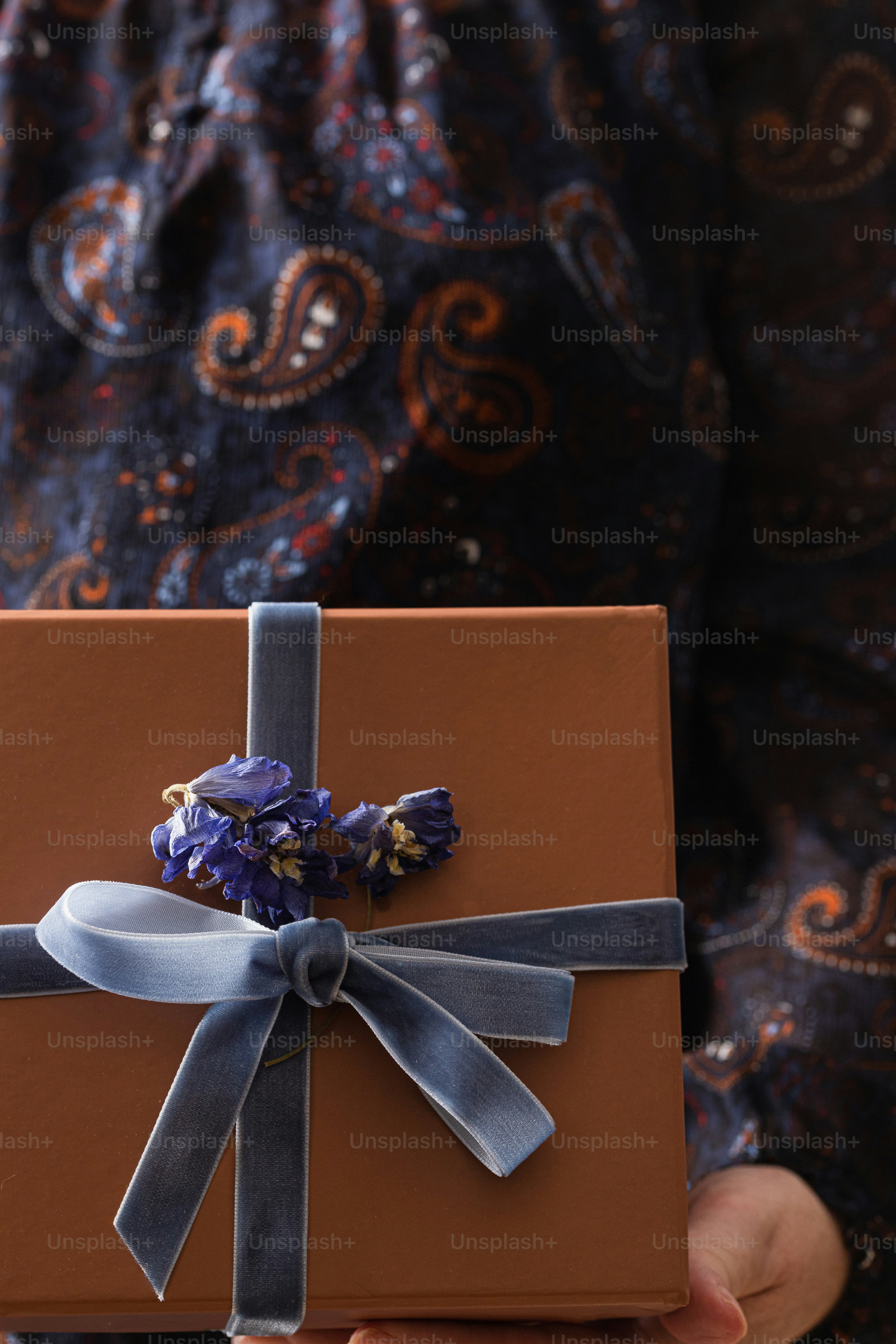 premium_photo-1663841374816-849233c29e05?ixid=M3wxMjA3fDB8MXxzZWFyY2h8MTN8fGx1eHVyeSUyMHRydWZmbGUlMjBnaWZ0JTIwYm94JTIwZGVzaXIlQzMlQTllfGVufDB8fHx8MTc2ODM1MDUwOXww\u0026ixlib=rb-4.1.0