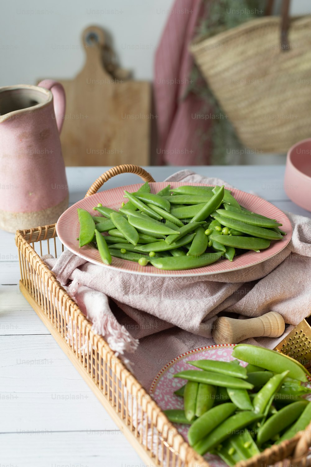 a plate of green beans sitting on a table