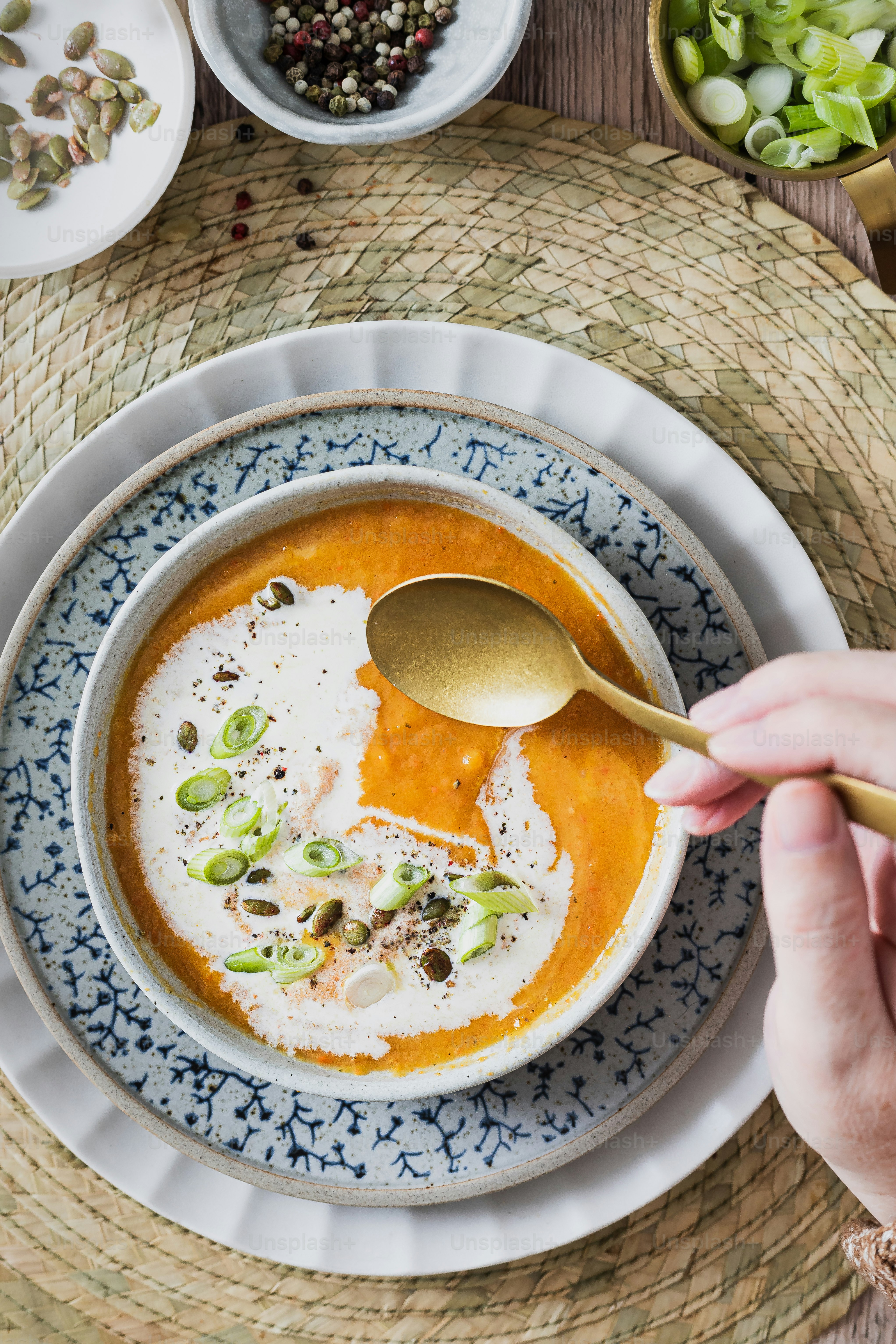 una ciotola di zuppa con dentro un cucchiaio