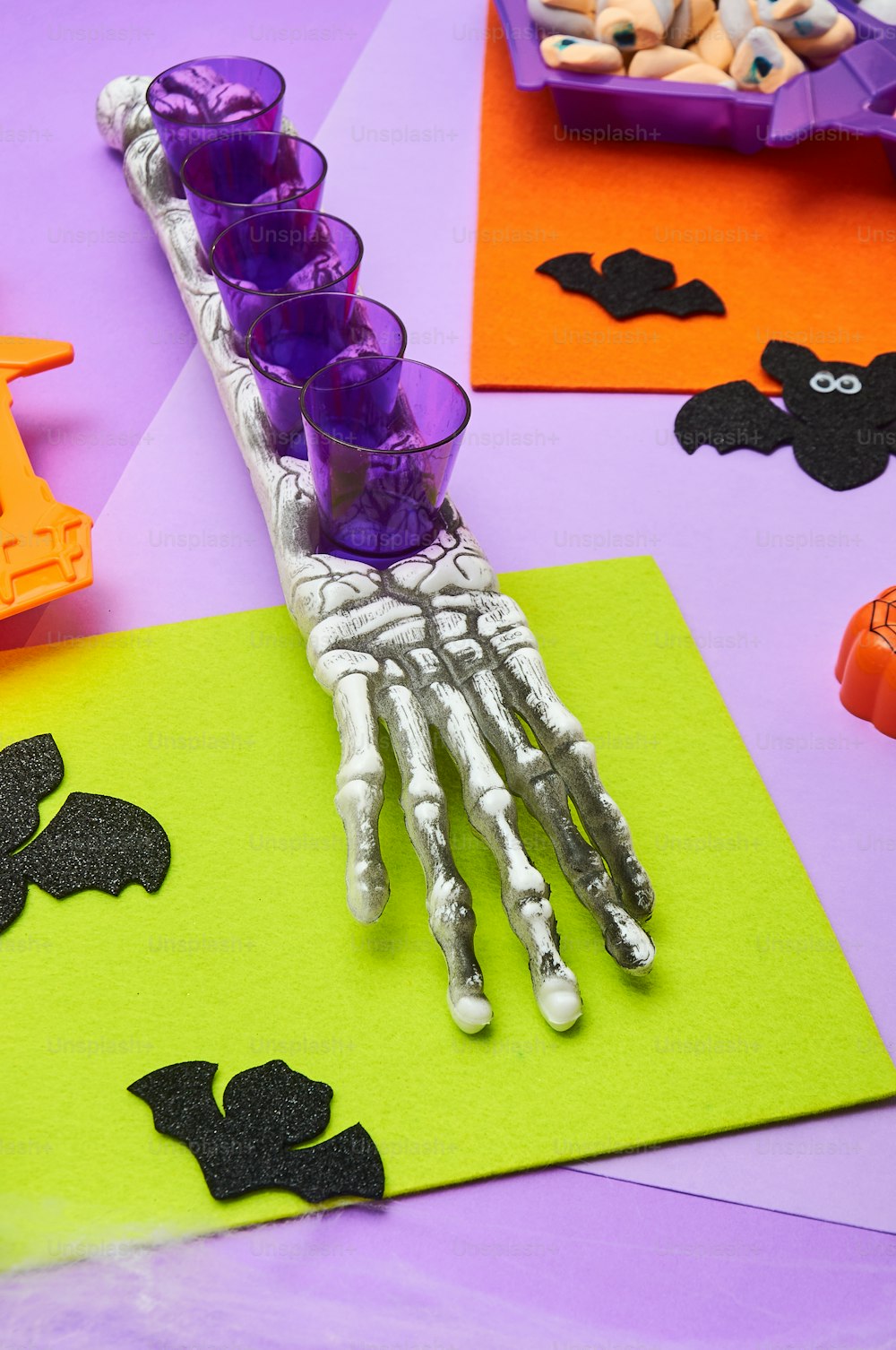 Una mesa con decoraciones de Halloween y una mano esquelética