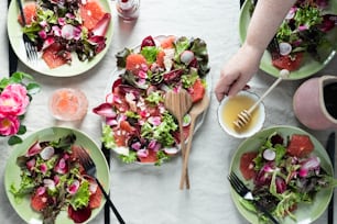 음식과 식기가 담긴 접시를 얹은 테이블