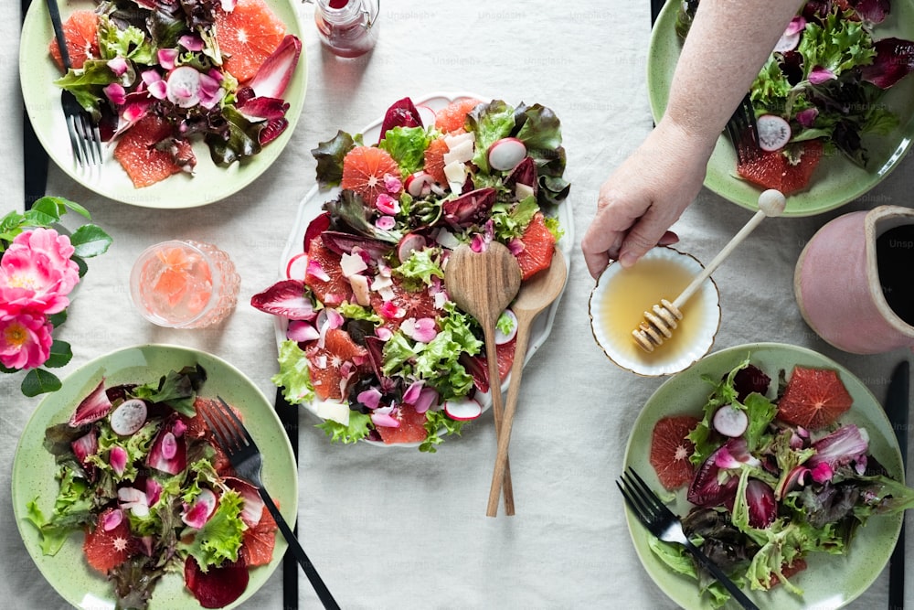 une table surmontée d’assiettes de nourriture et d’ustensiles