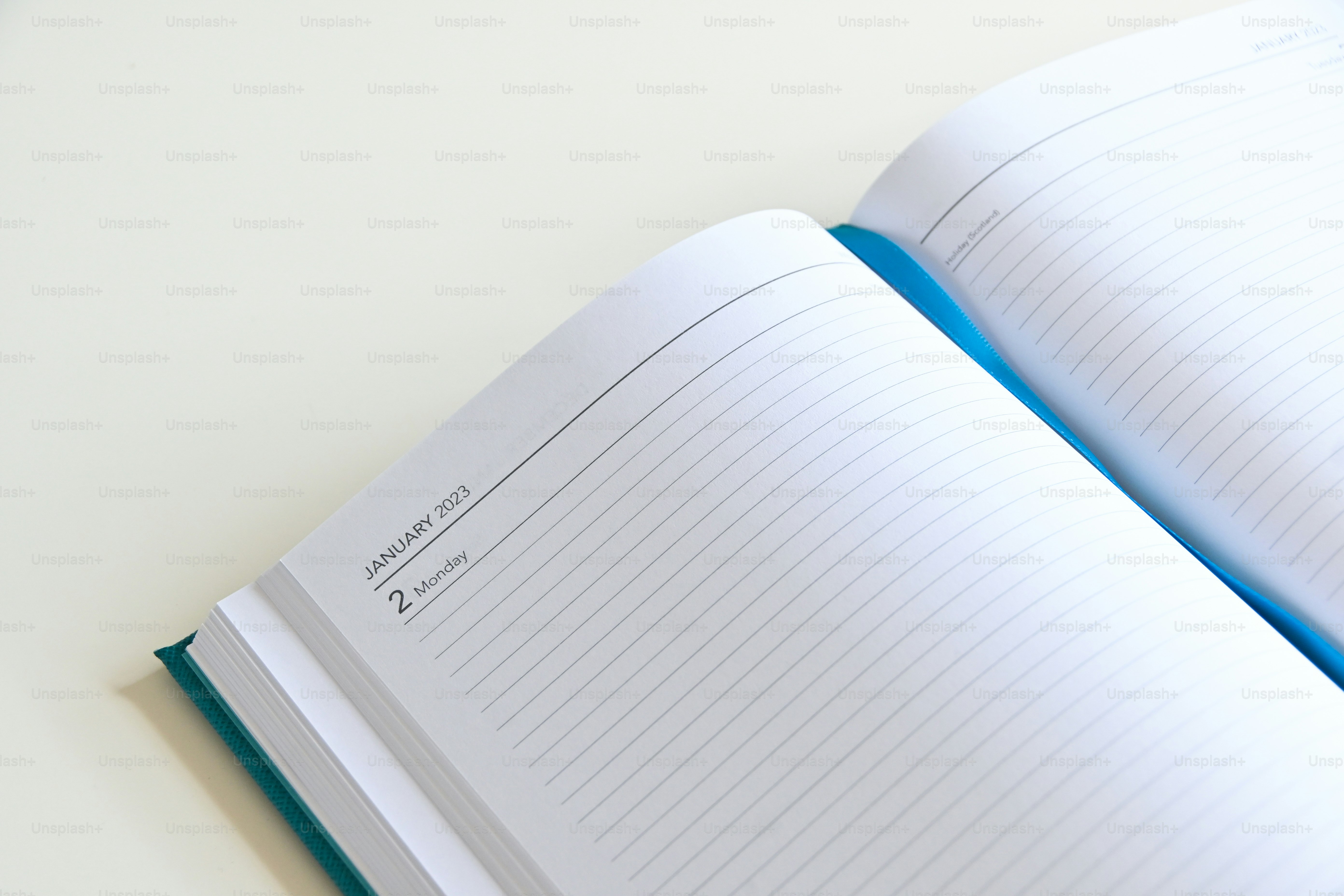 un libro aperto su una pagina di carta a righe