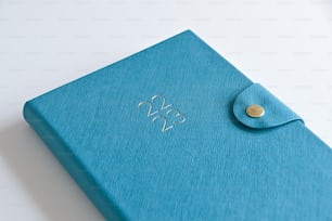 Um close up de um bloco de anotações azul com um botão