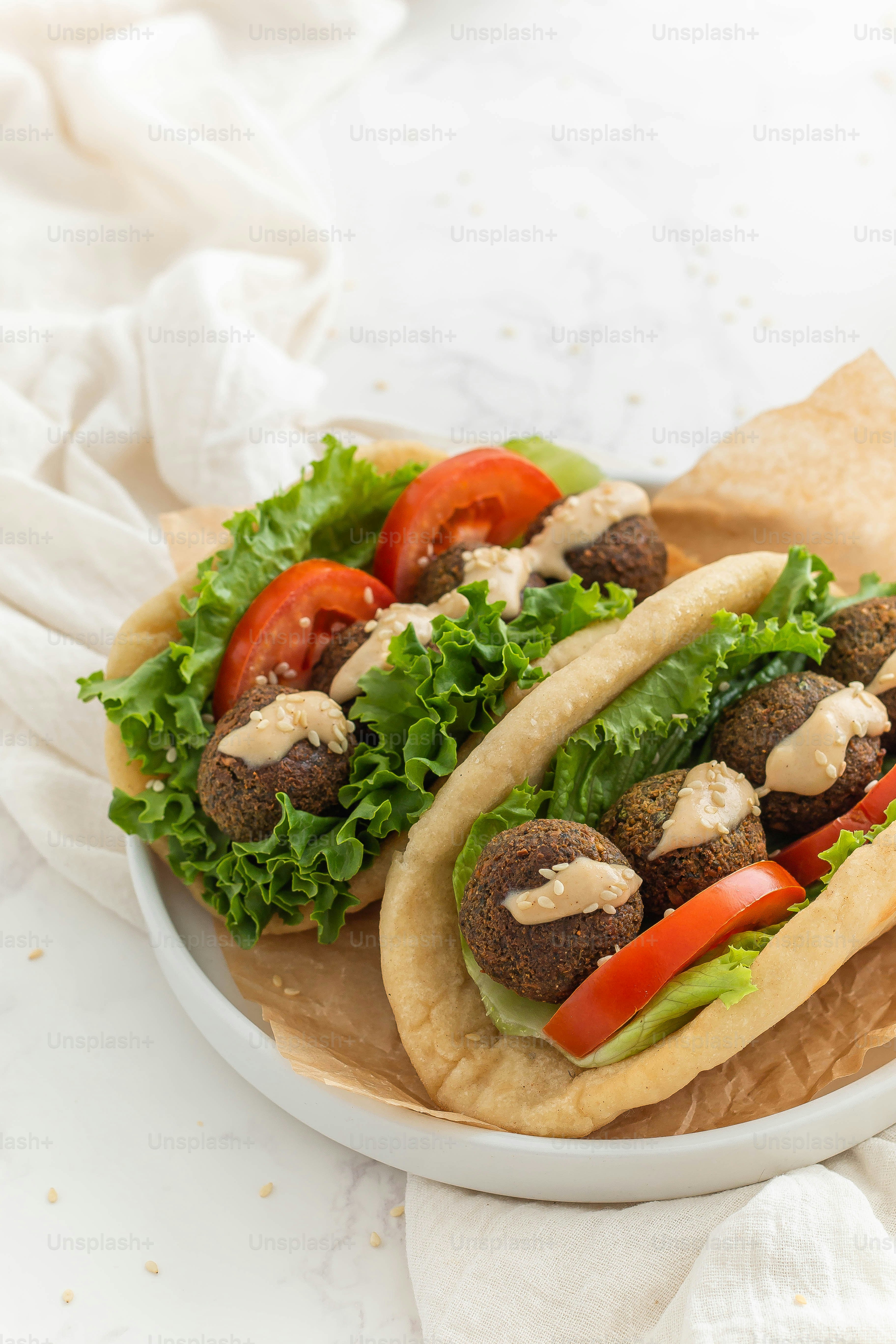 ein Teller mit zwei Fleischbällchen-Sandwiches darauf
