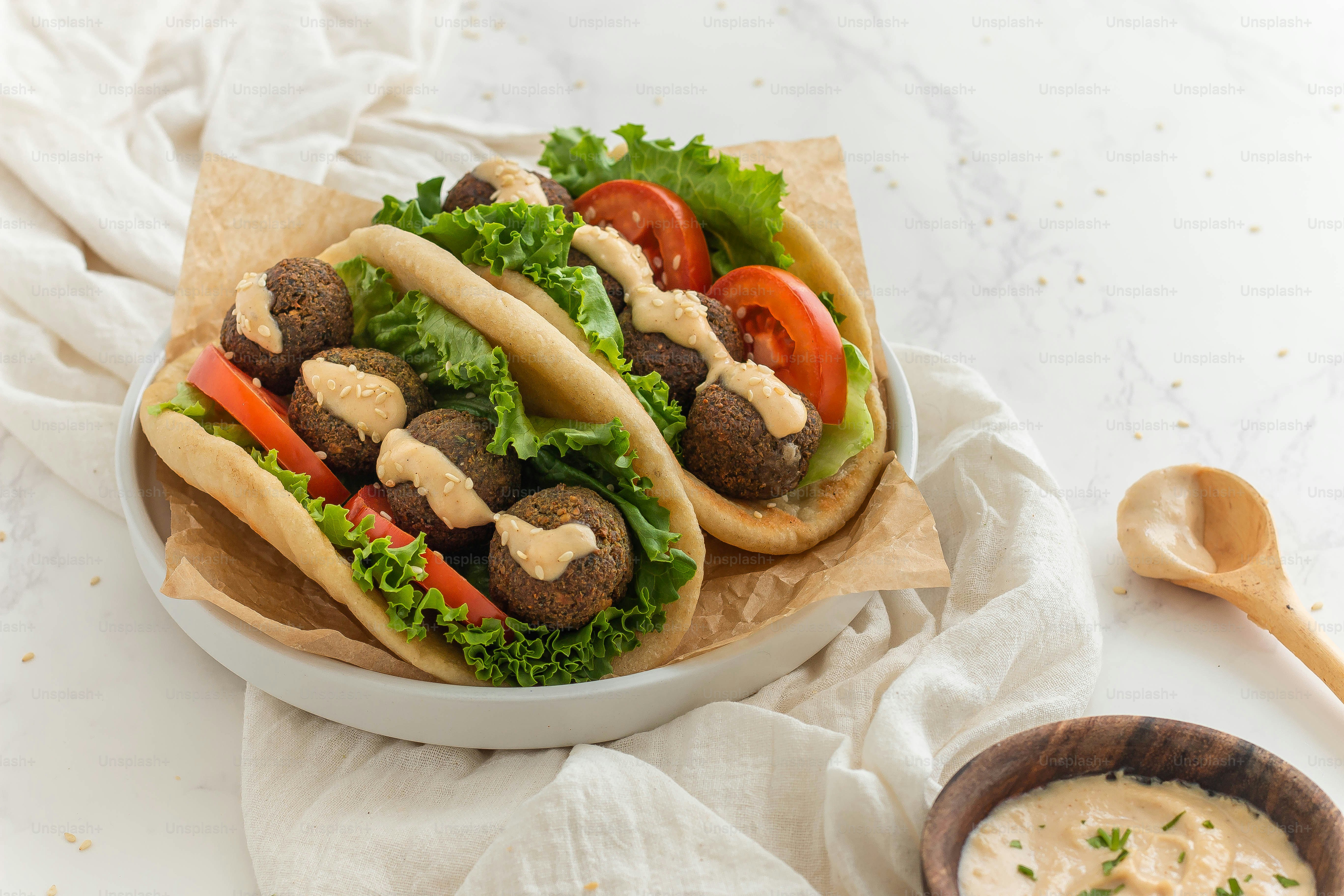 mangkuk putih berisi dua sandwich bakso
