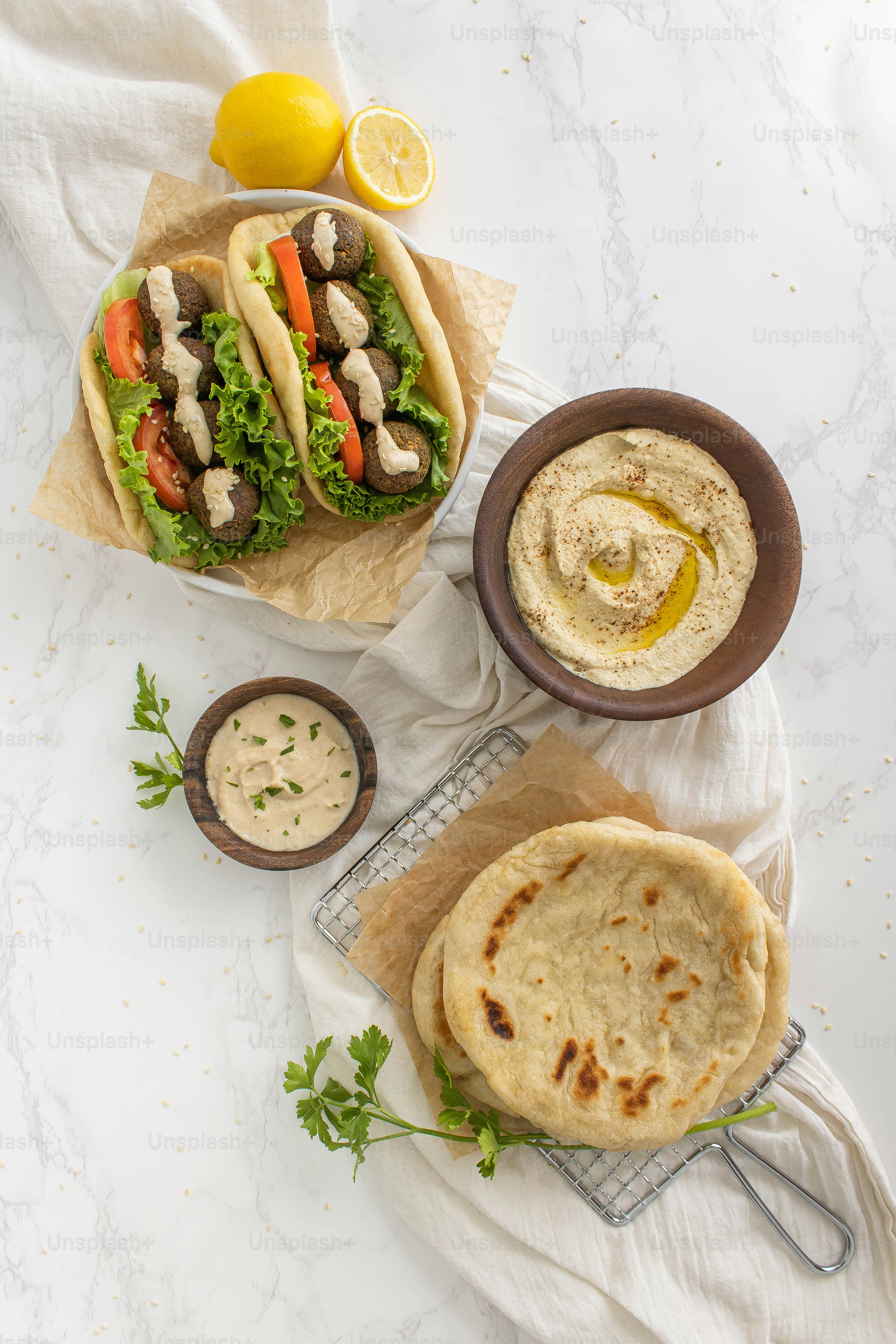 un tavolo sormontato da piatti di cibo e una ciotola di salsa