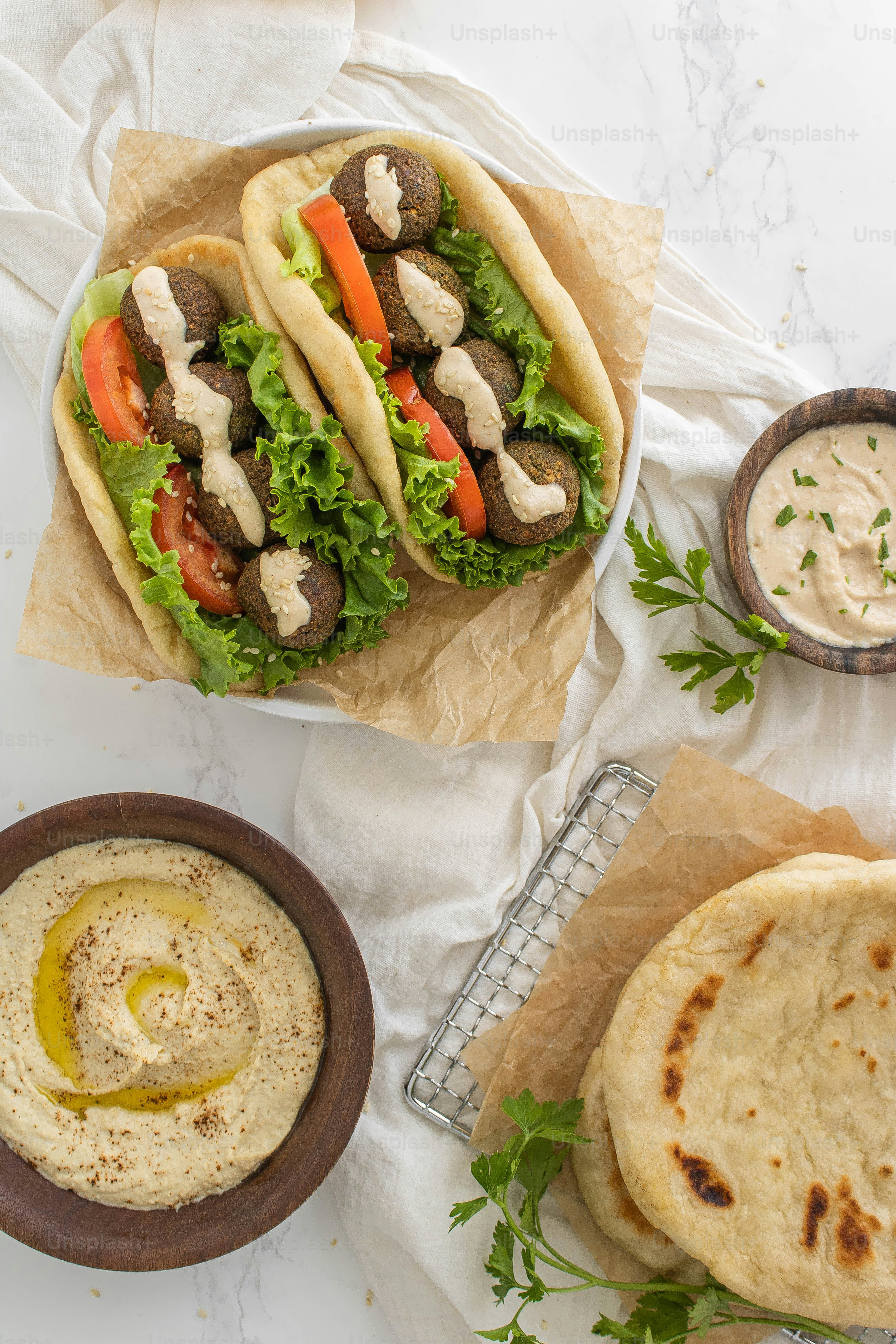 Un paio di tacos seduti sopra un tavolo