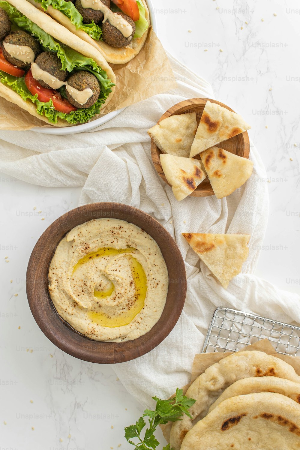 a plate of pita bread and a bowl of hummus
