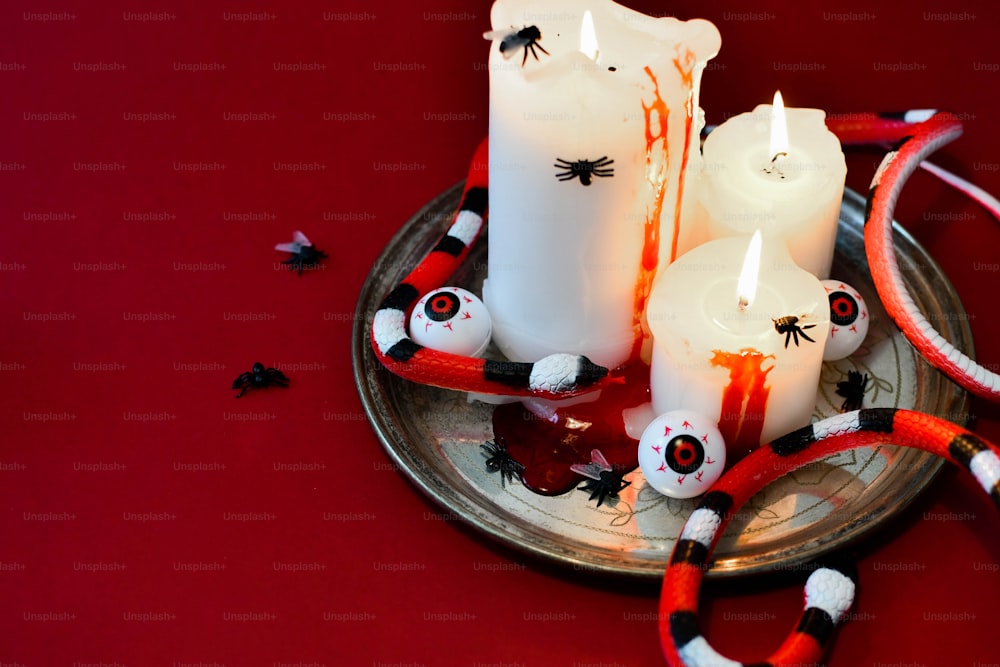 Un plato con velas y decoraciones de Halloween