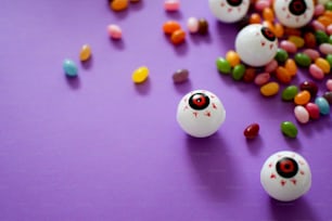 un tas de bonbons qui ont des yeux sur eux