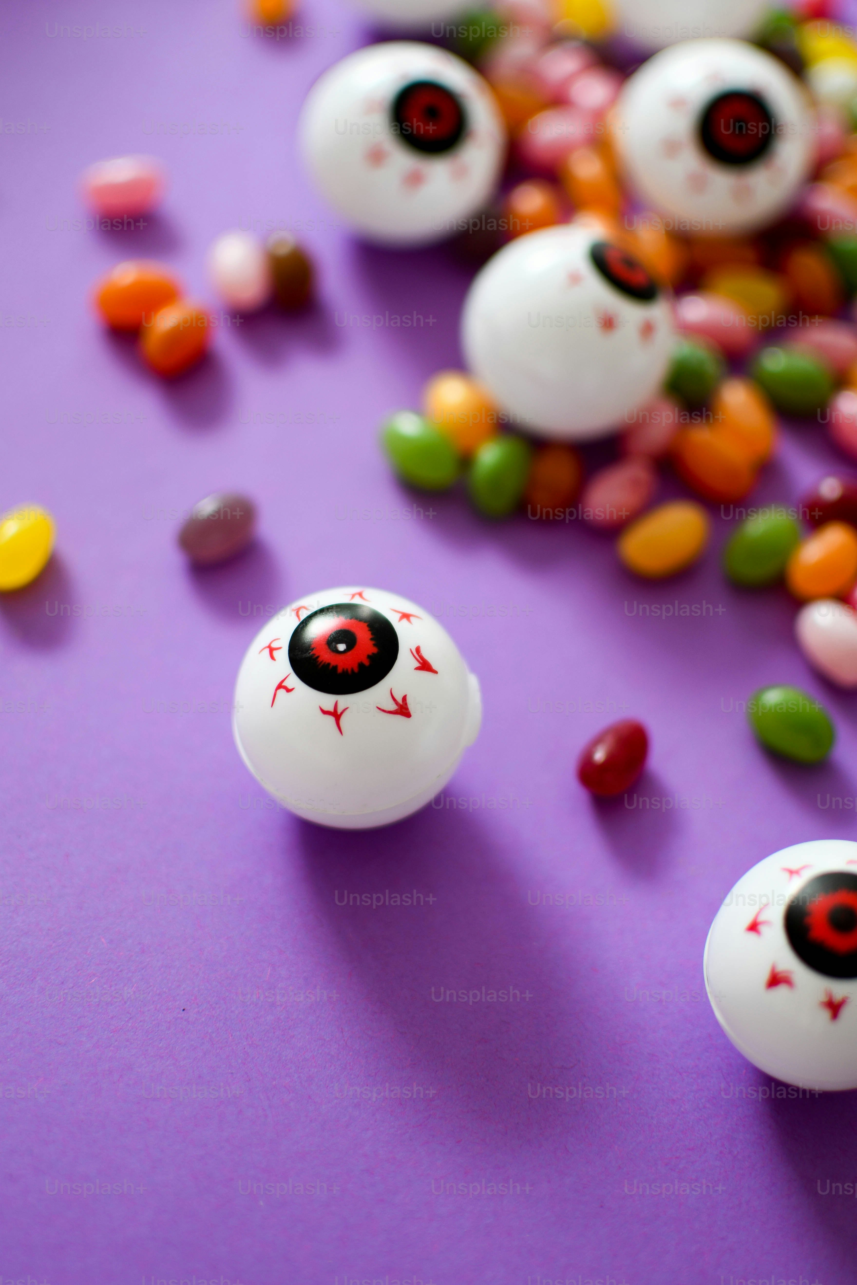 Una mesa púrpura cubierta con muchos dulces