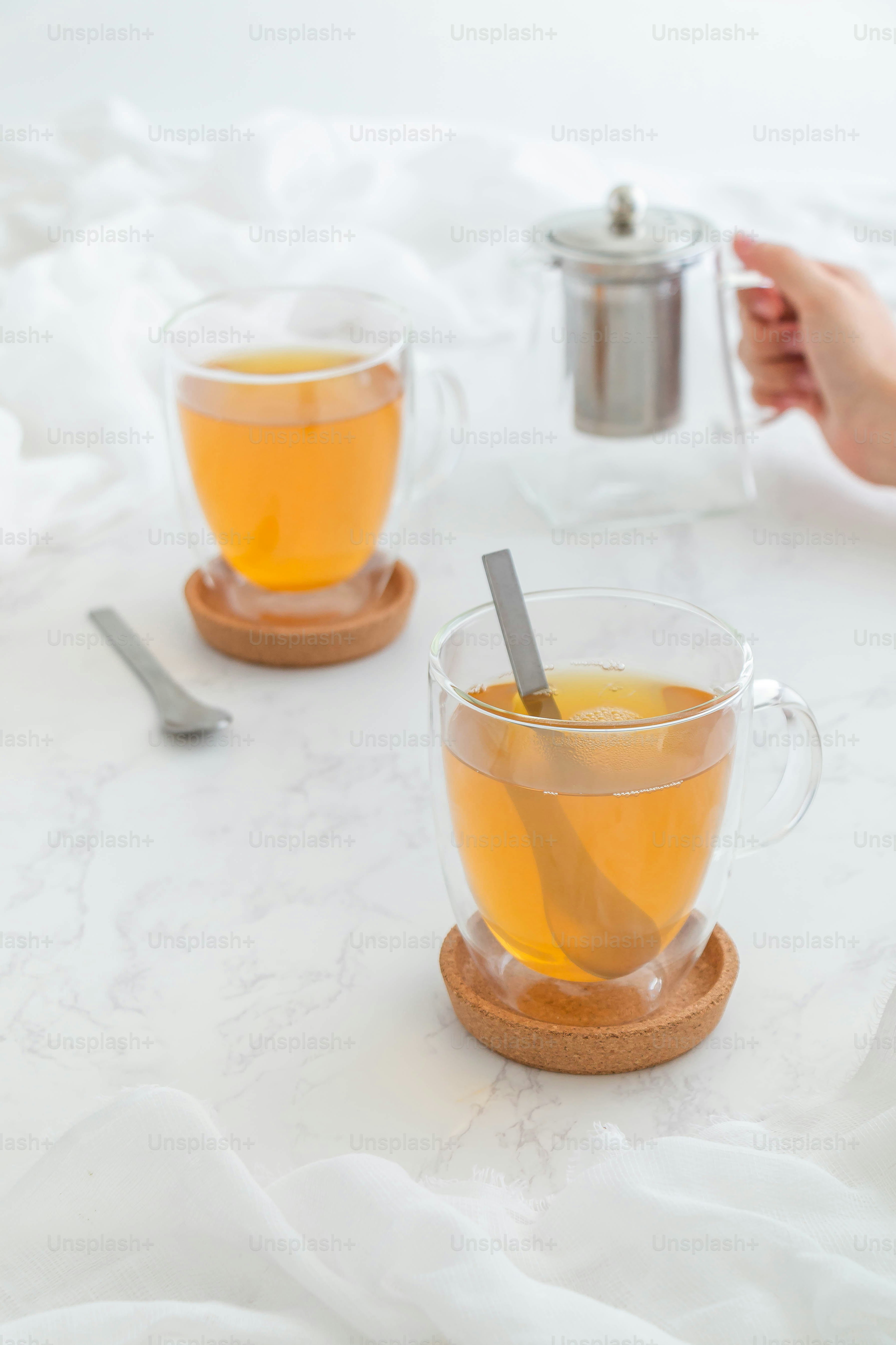 A cup of tea with a spoon in it photo – 茶 Image on Unsplash