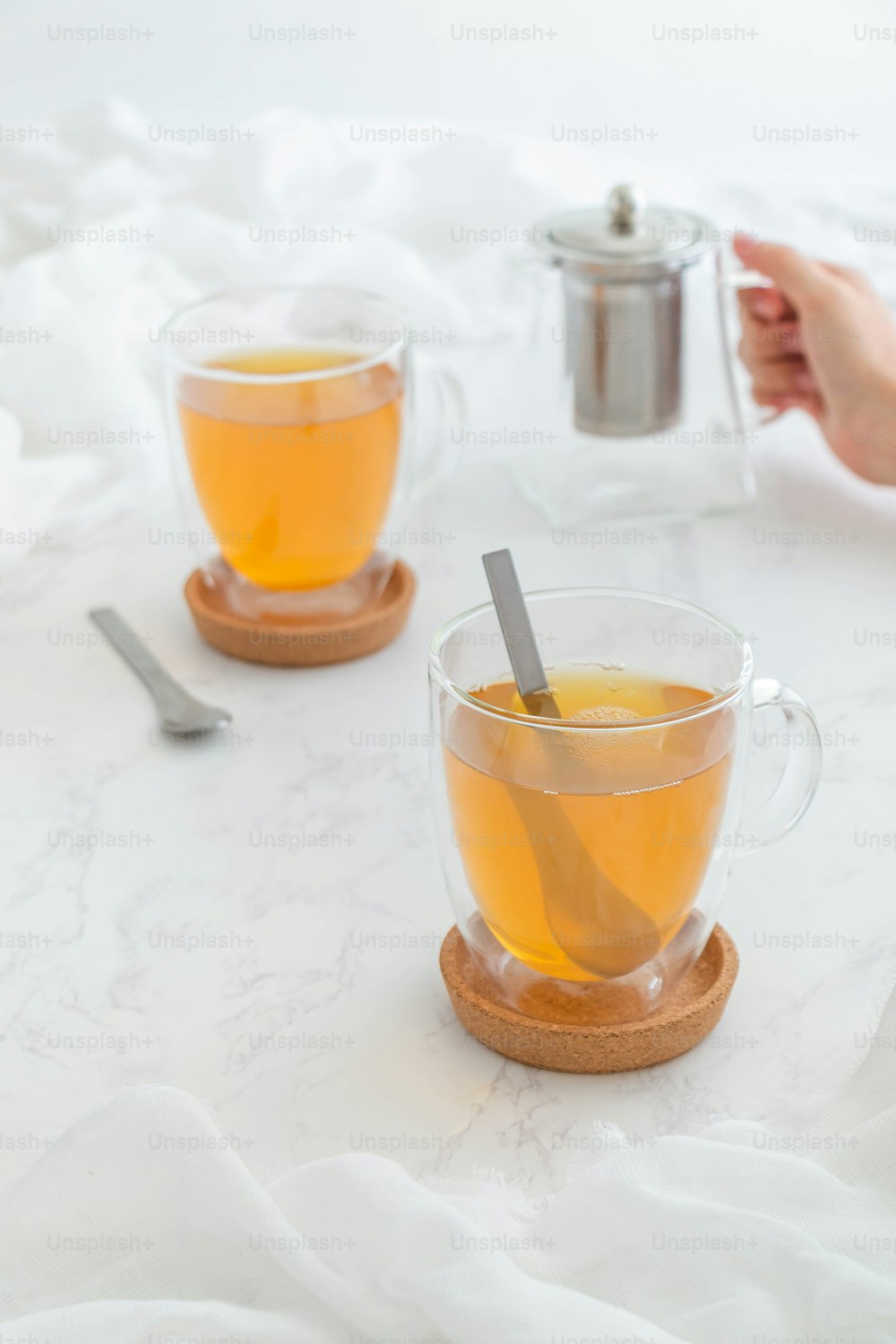 une tasse de thé avec une cuillère dedans
