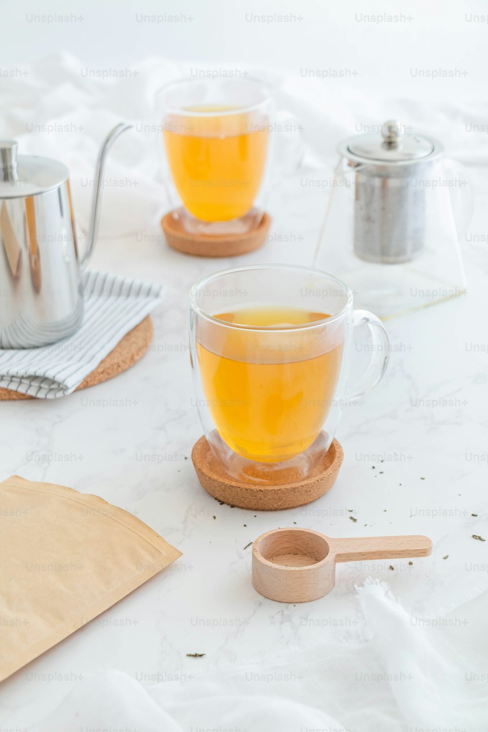 Une tasse de thé est posée sur une table