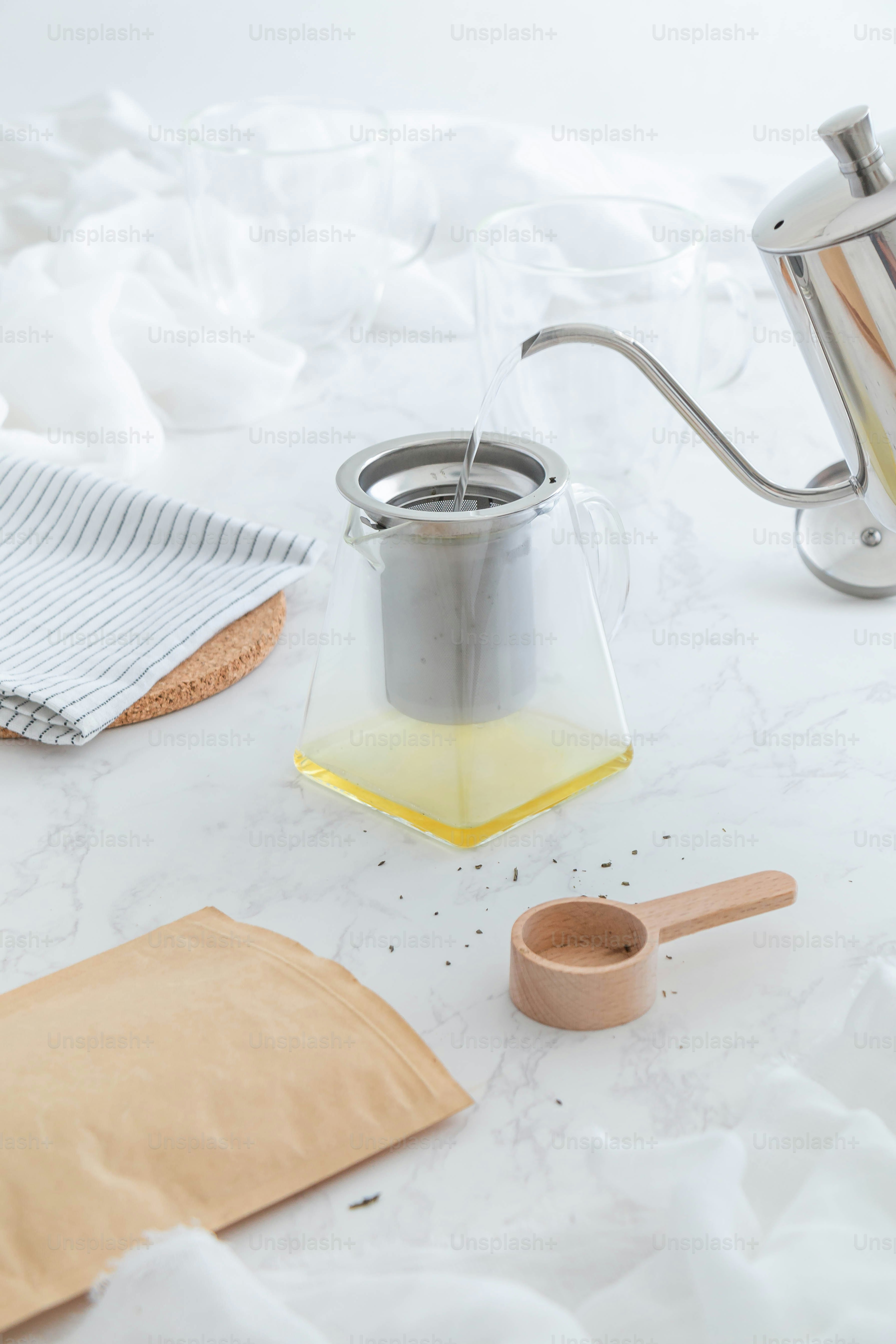 A tea pot with a tea strainer next to it photo – Infusion Image on Unsplash