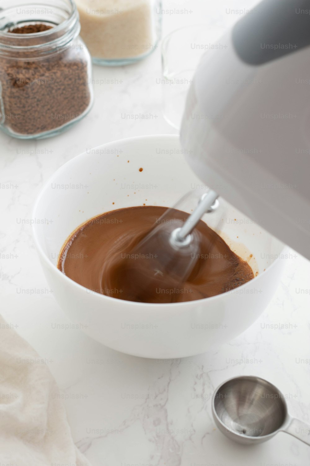 eine Schüssel geschmolzene Schokolade mit einem Mixer