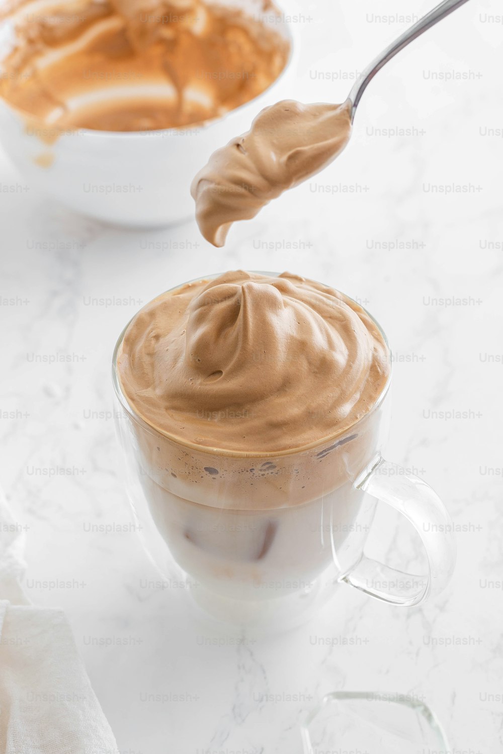 une cuillère dans une tasse de pudding au chocolat