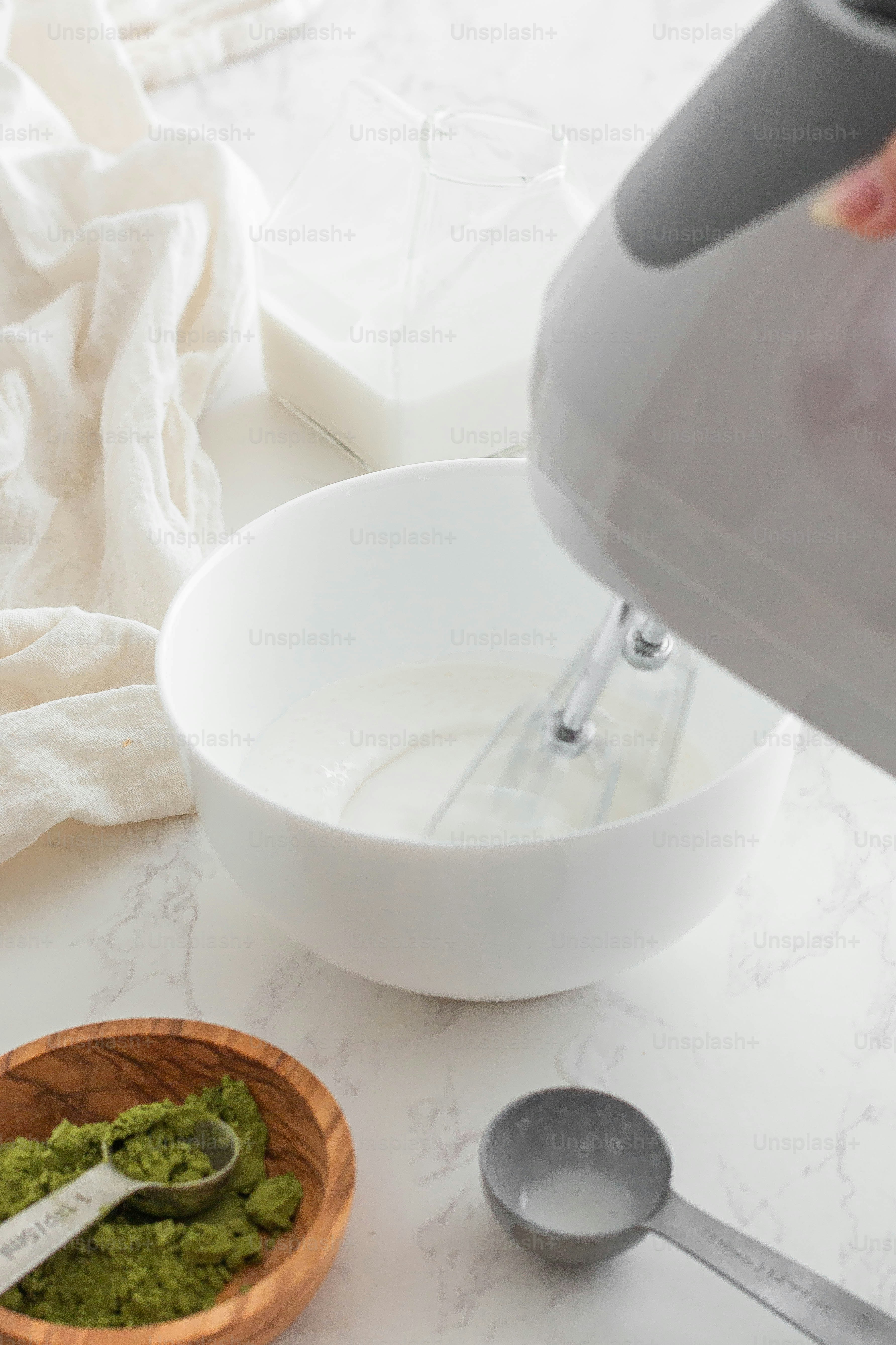 A hand mixer mixing a mixture in a bowl photo – Healthy drink Image on ...