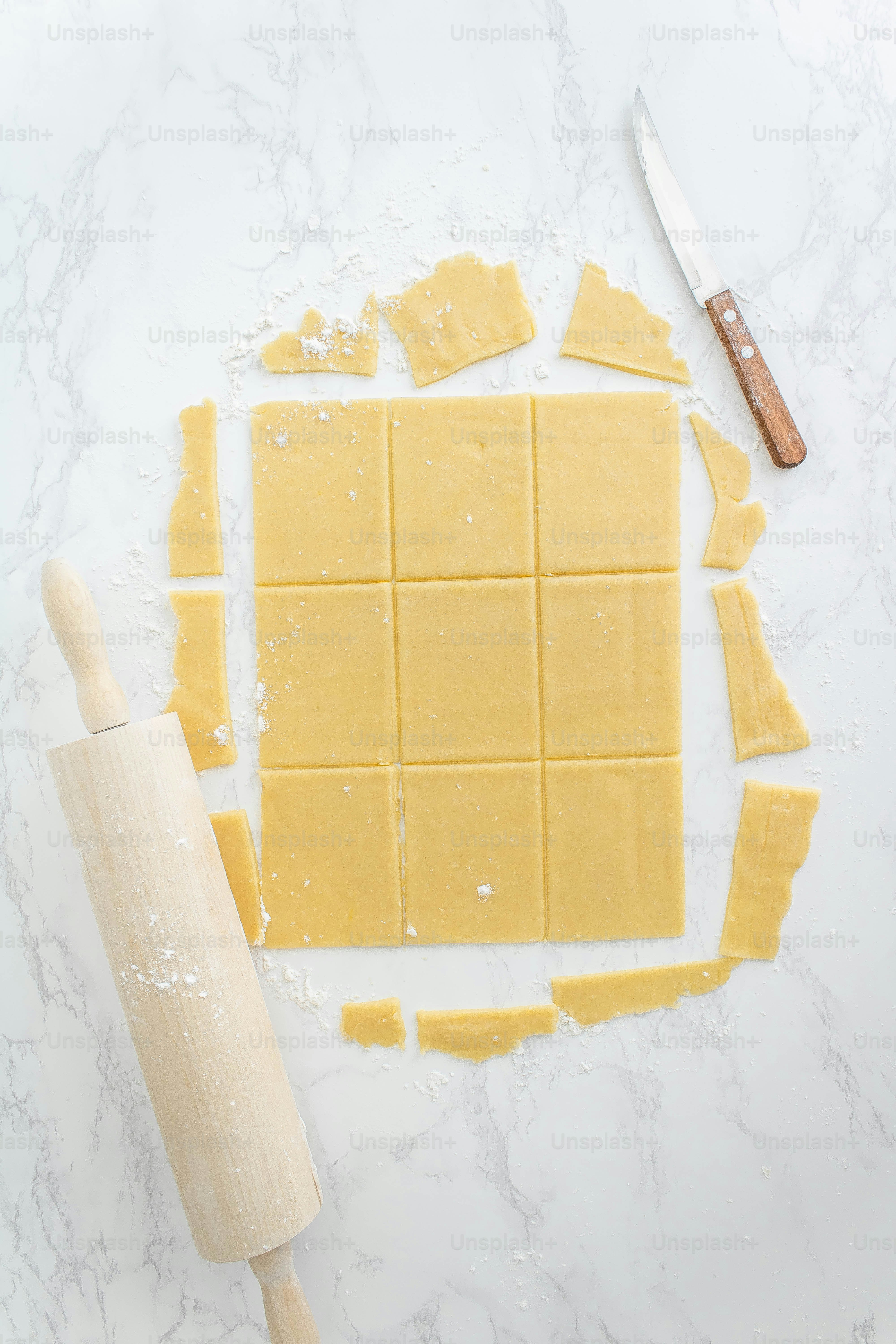 ein Schneidebrett und ein Messer auf einem Tisch