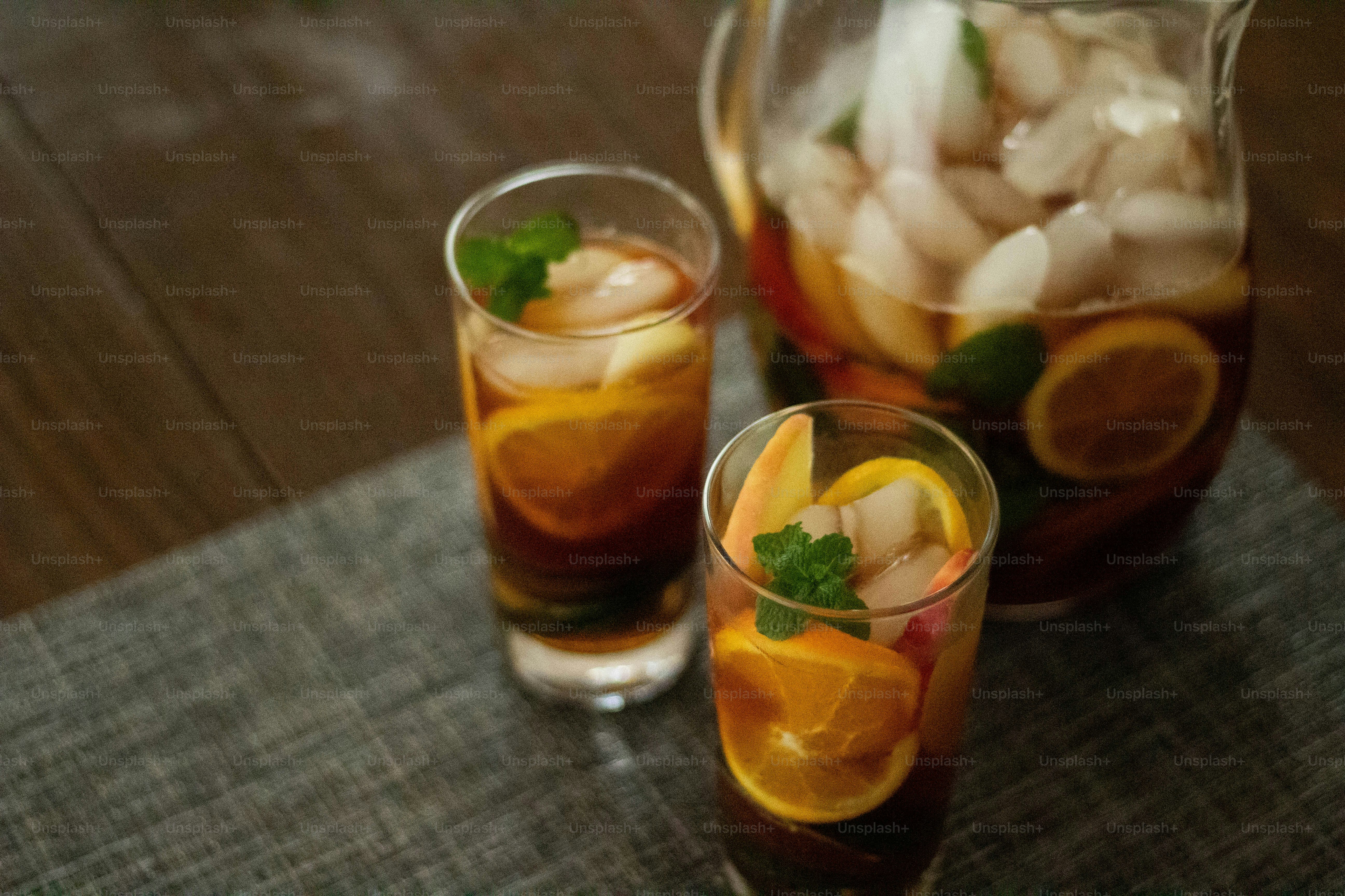 teko dan dua gelas berisi minuman