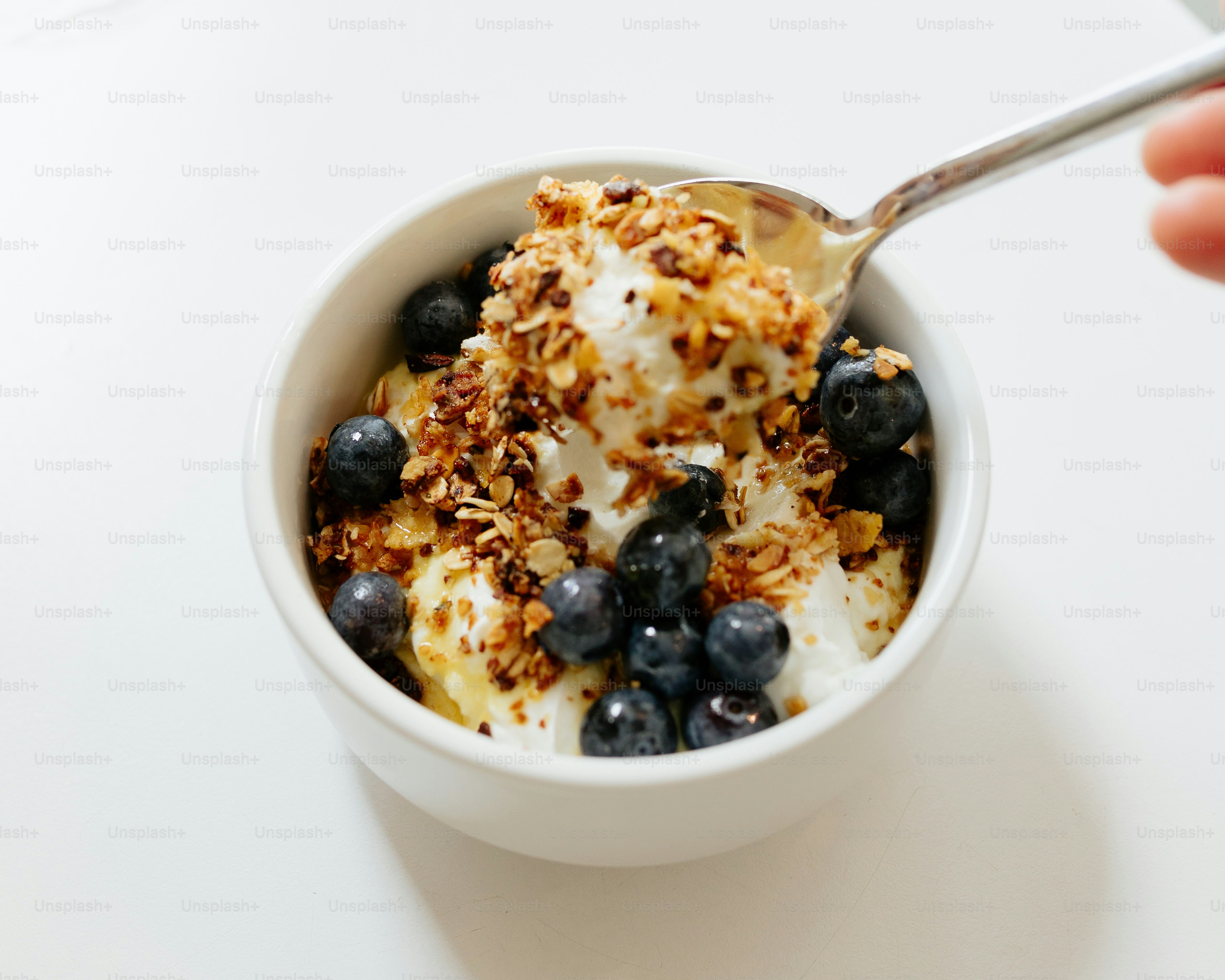 una ciotola di yogurt con mirtilli e muesli