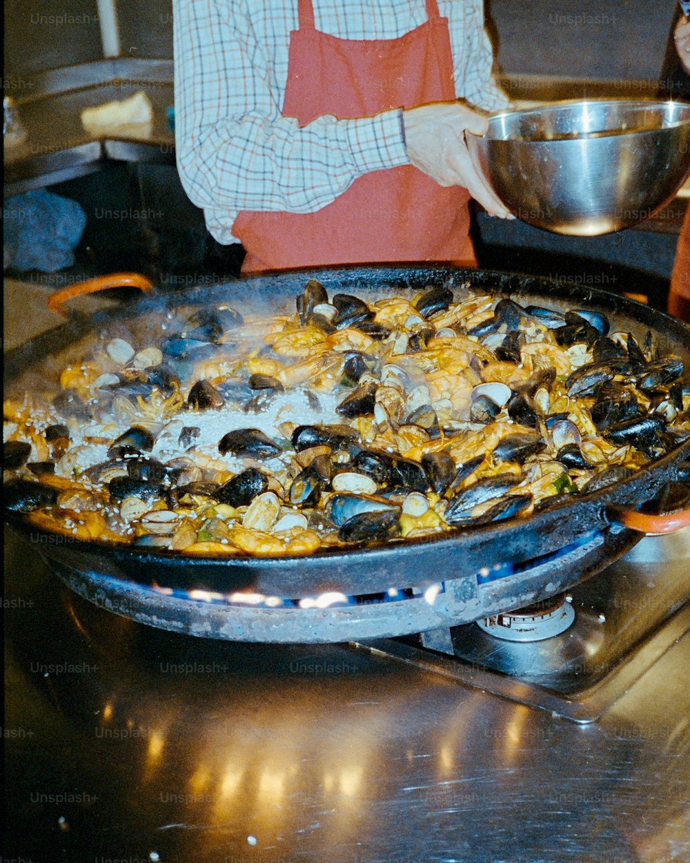Una sartén de comida se está cocinando en una estufa