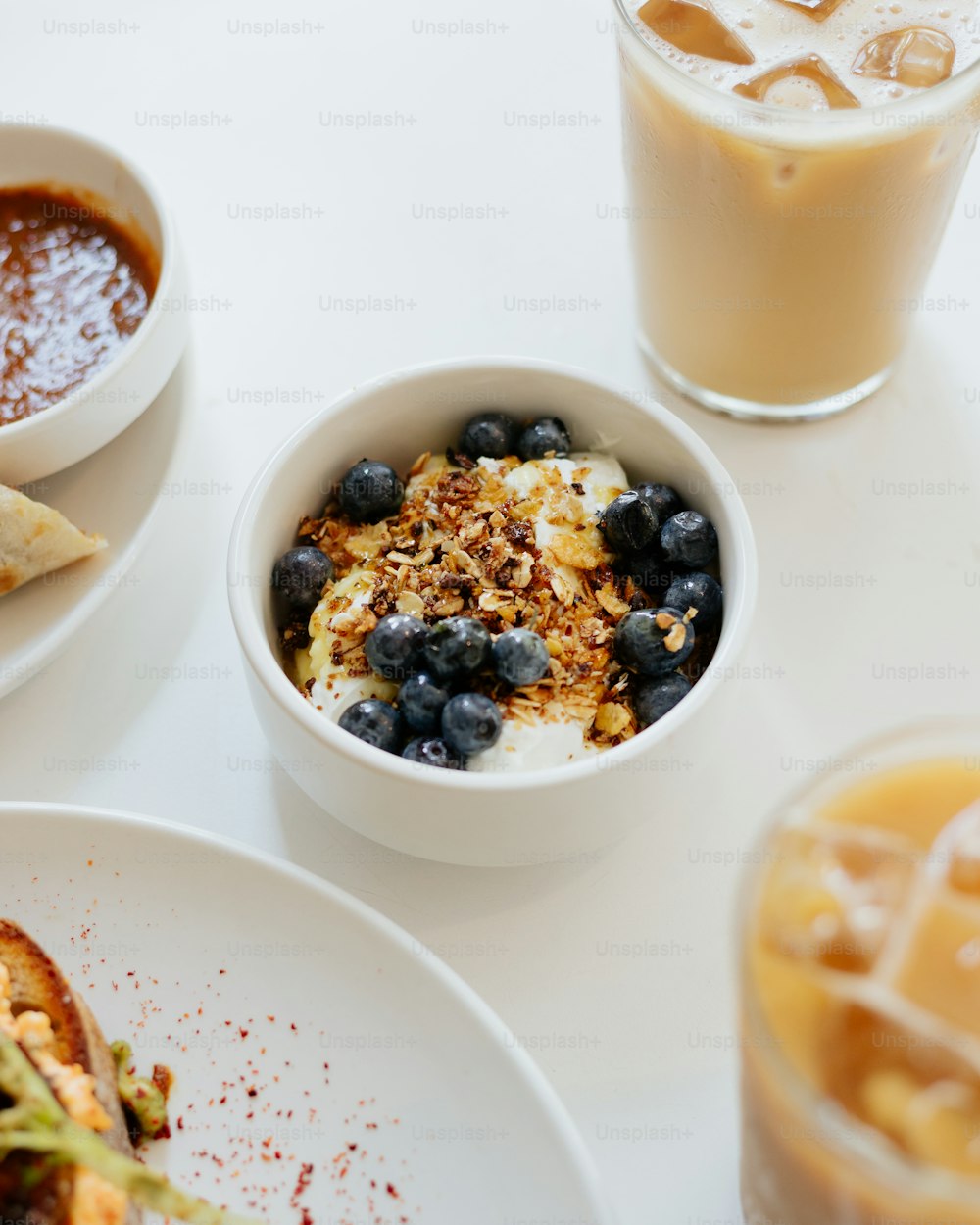 Céréales De Petit-déjeuner Colorées Disposées Dans Un Bol Sur Un Fond En  Bois Blanc Vue De Dessus Petit-déjeuner Sain Pour Enfants
