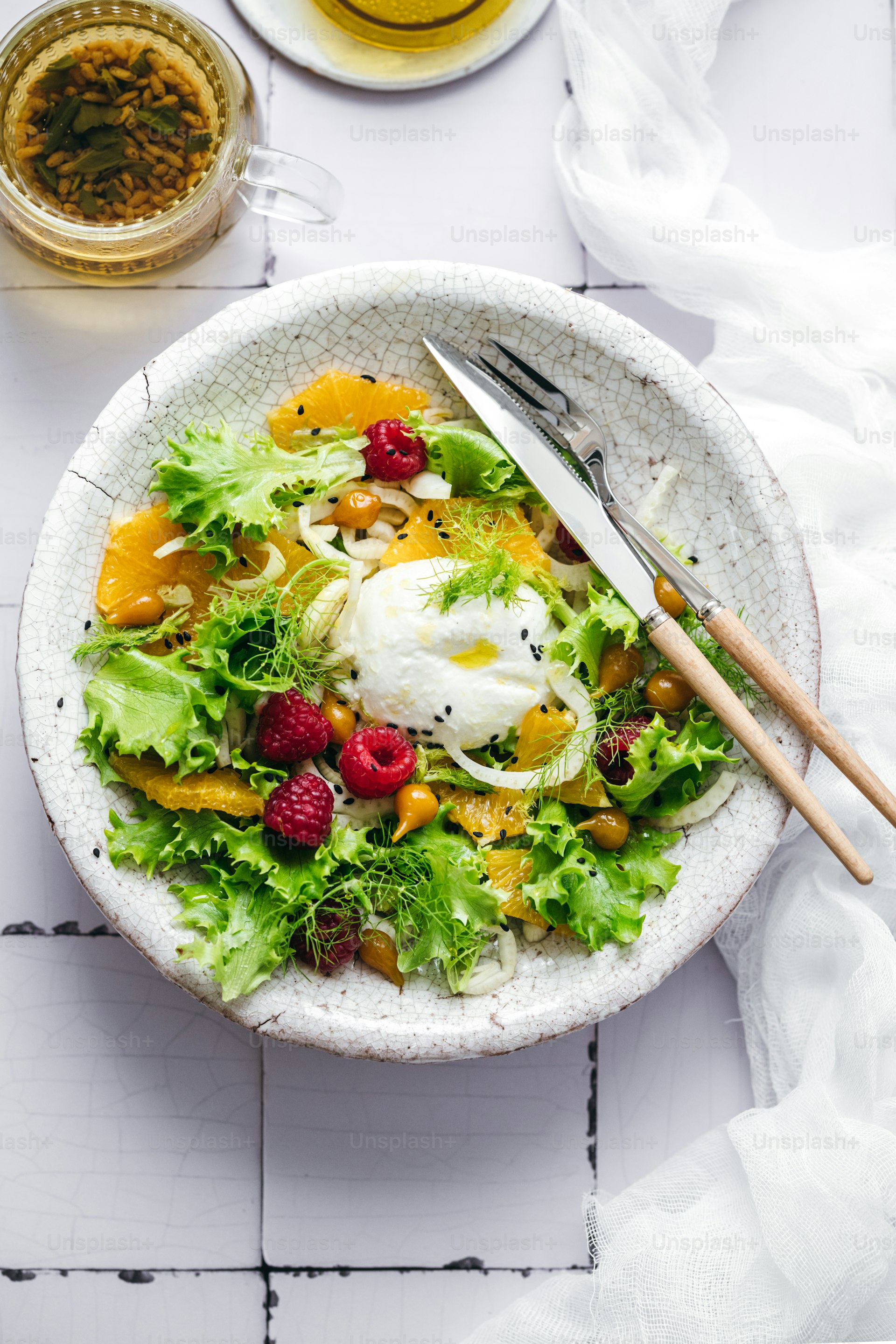 Tigela branca com salada e garfo