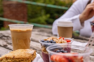 uma mesa coberta com xícaras de café e comida