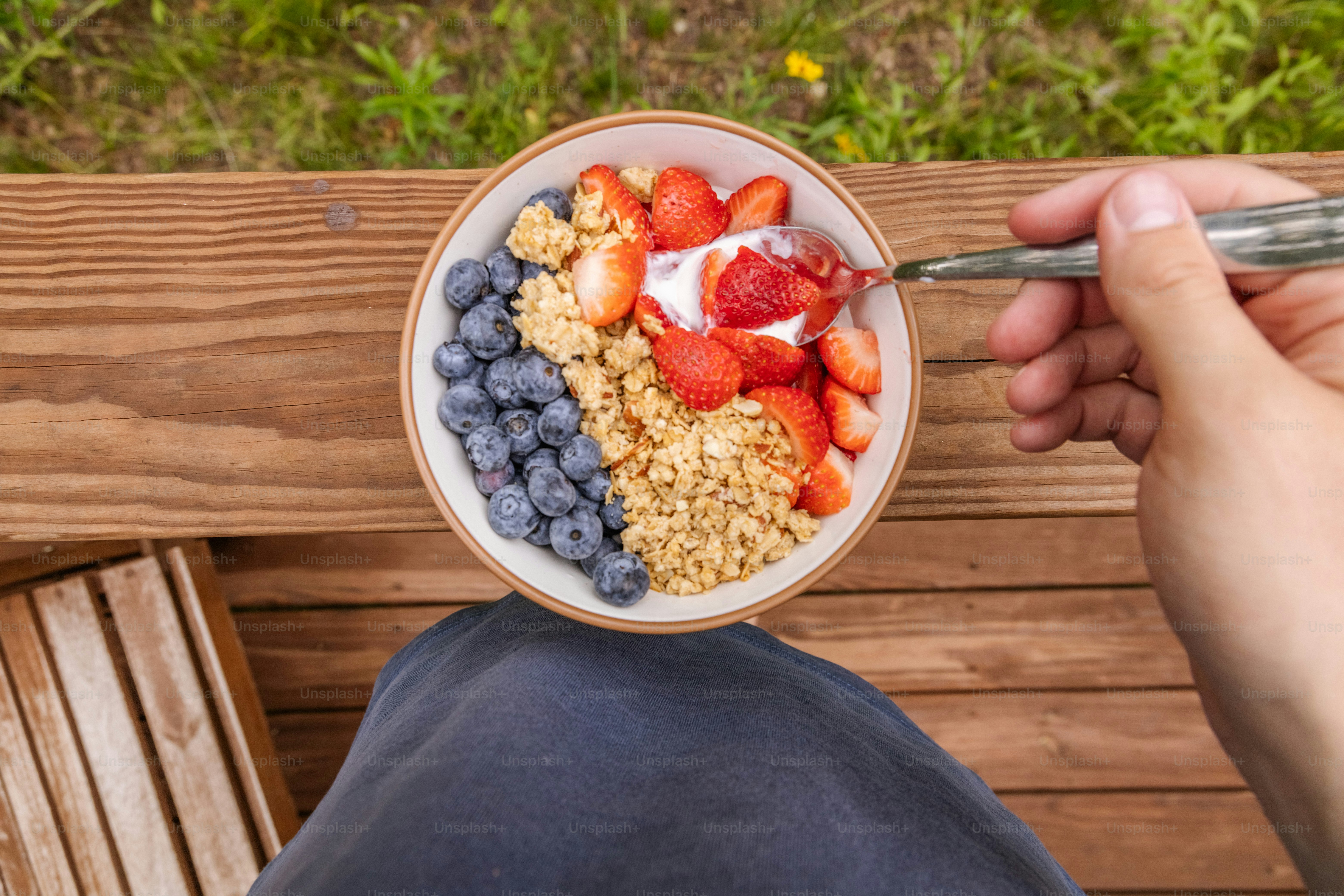 un tazón de cereal con fresas y arándanos