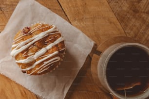 una taza de café y un panecillo en una servilleta