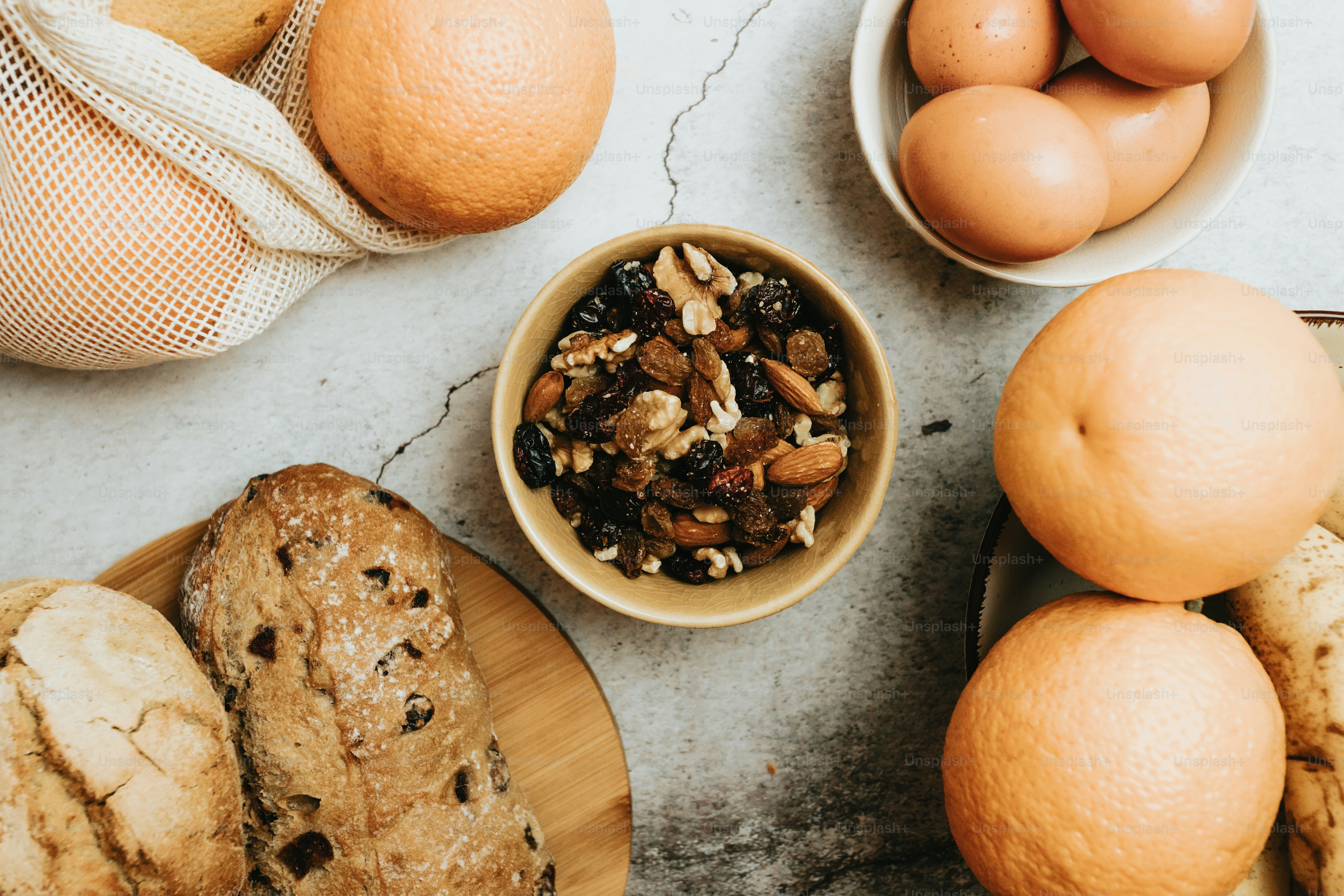 Foto zum Thema Ein Tisch mit Orangen und eine Schüssel Müsli – Bild zu ...