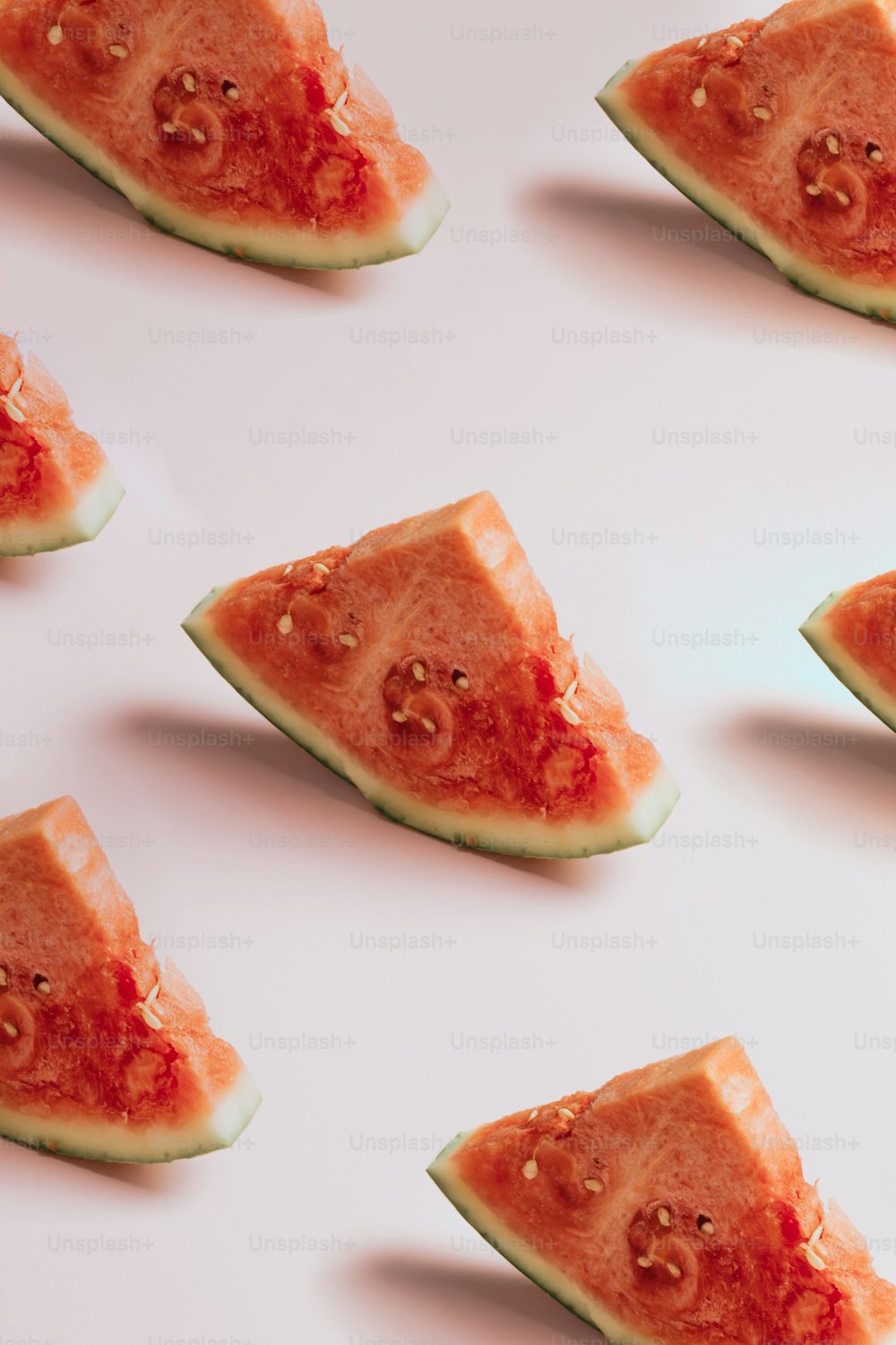 eine Gruppe von Wassermelonenscheiben, die übereinander sitzen