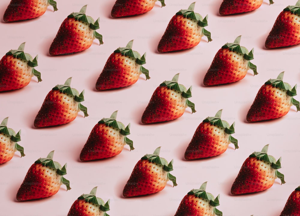 Ein Muster aus Erdbeeren auf rosa Hintergrund