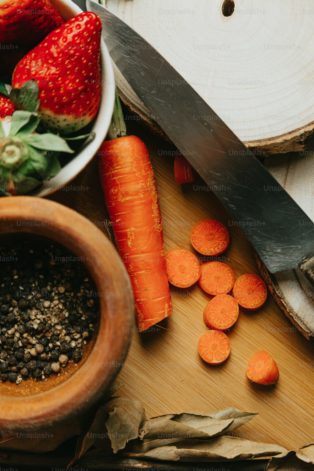 uma tábua de corte coberta com cenouras e uma faca