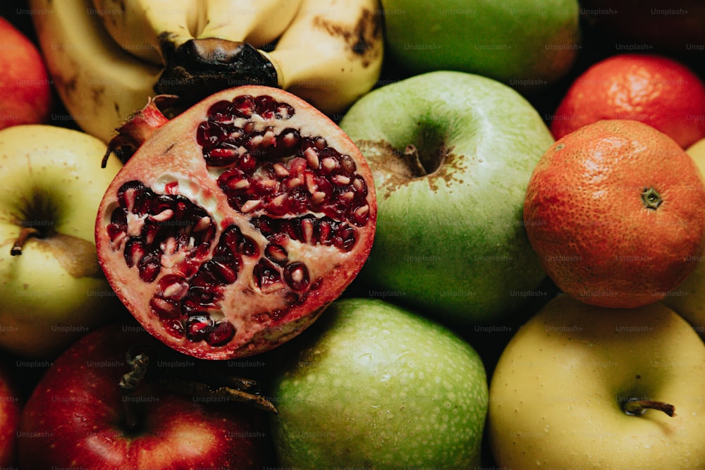 Un melograno si trova in cima a un mucchio di frutta