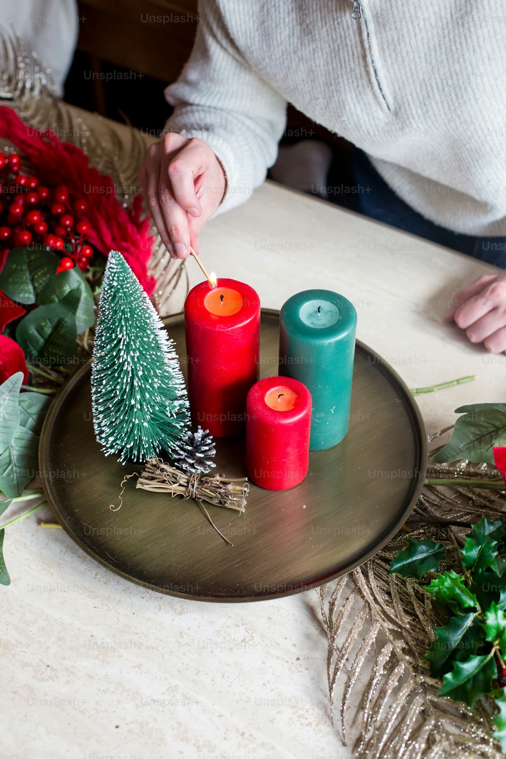 Un piatto con candele e un albero di Natale su di esso