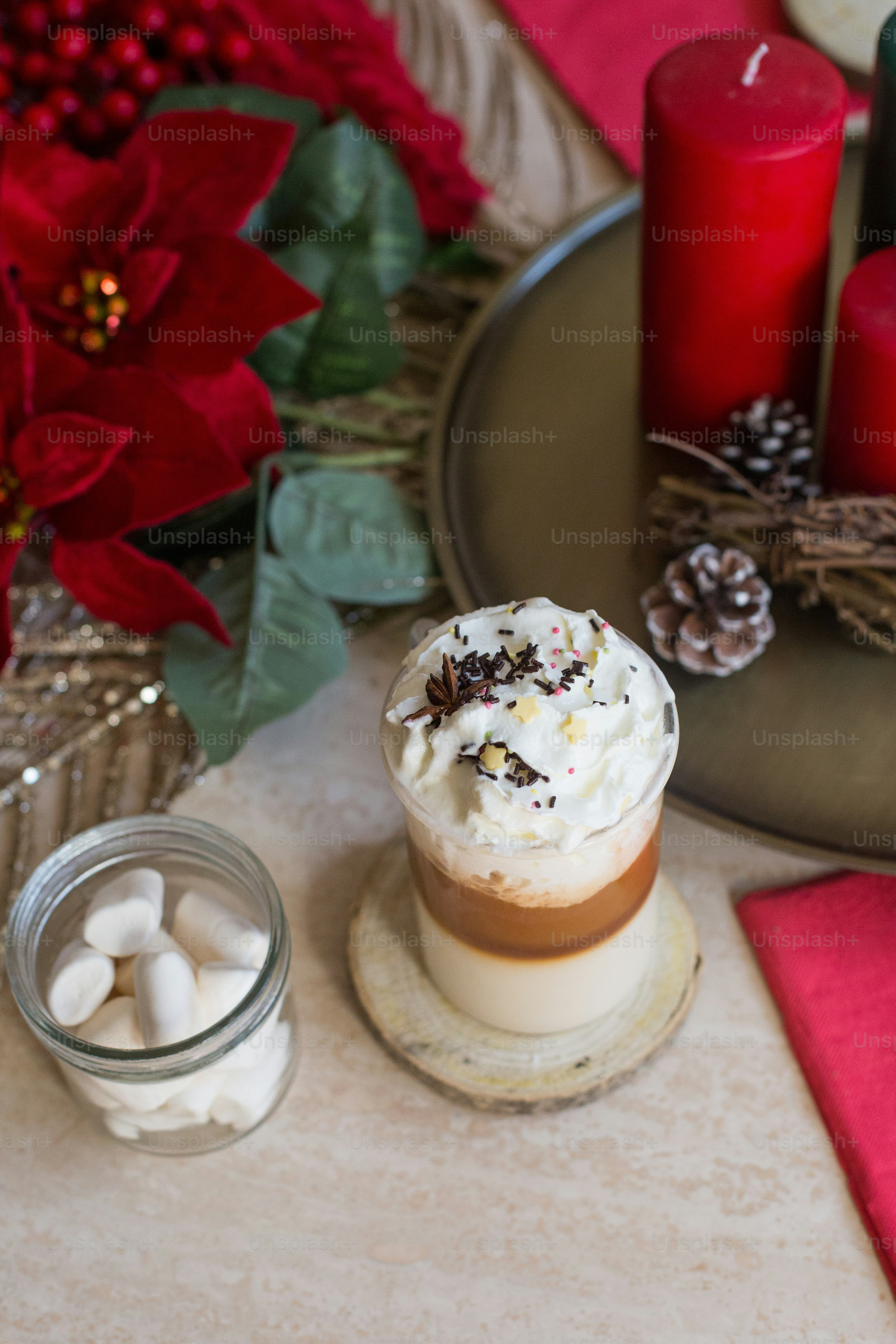 una mesa cubierta con una magdalena y malvaviscos