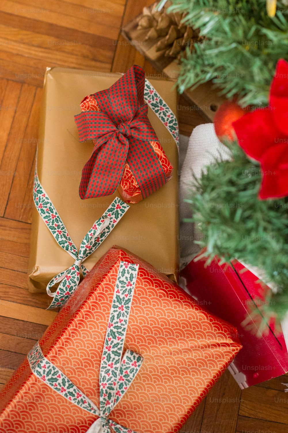 Un albero di Natale con regali avvolti in carta marrone