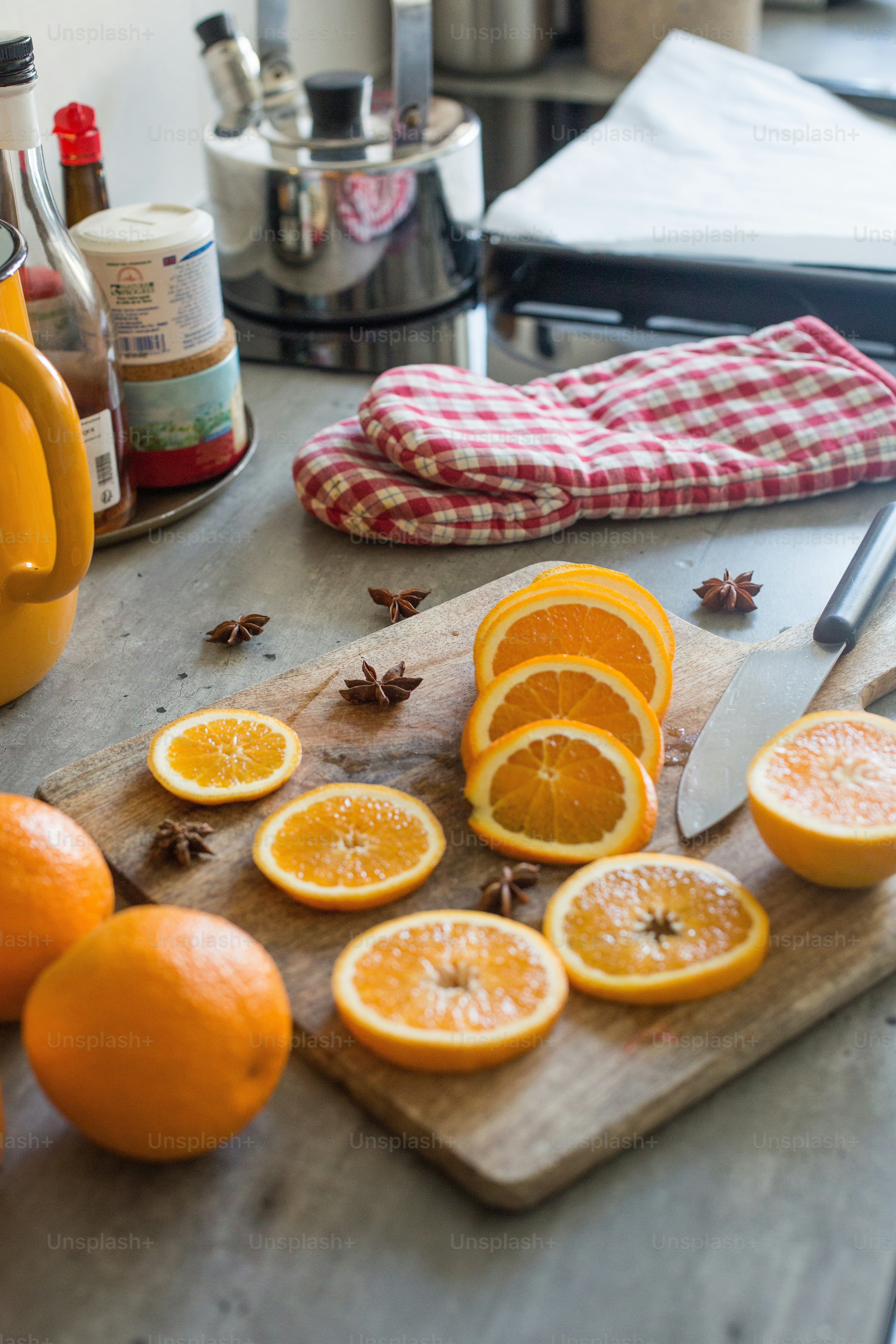 una tabla de cortar de madera cubierta con naranjas en rodajas