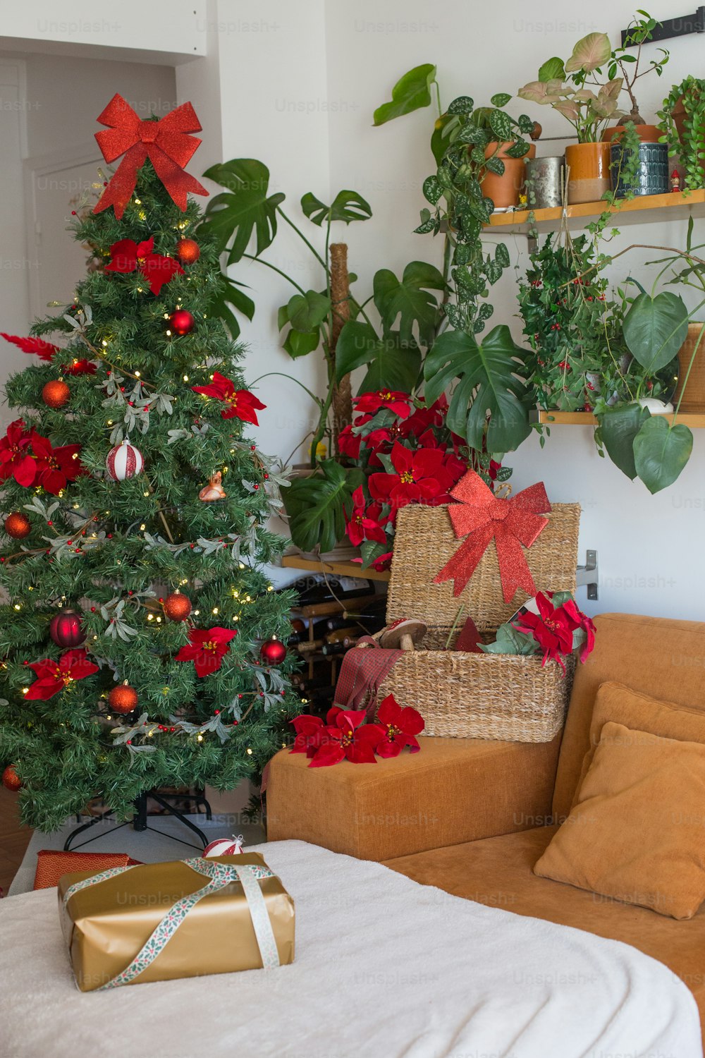 Uma árvore de Natal decorada em uma sala de estar