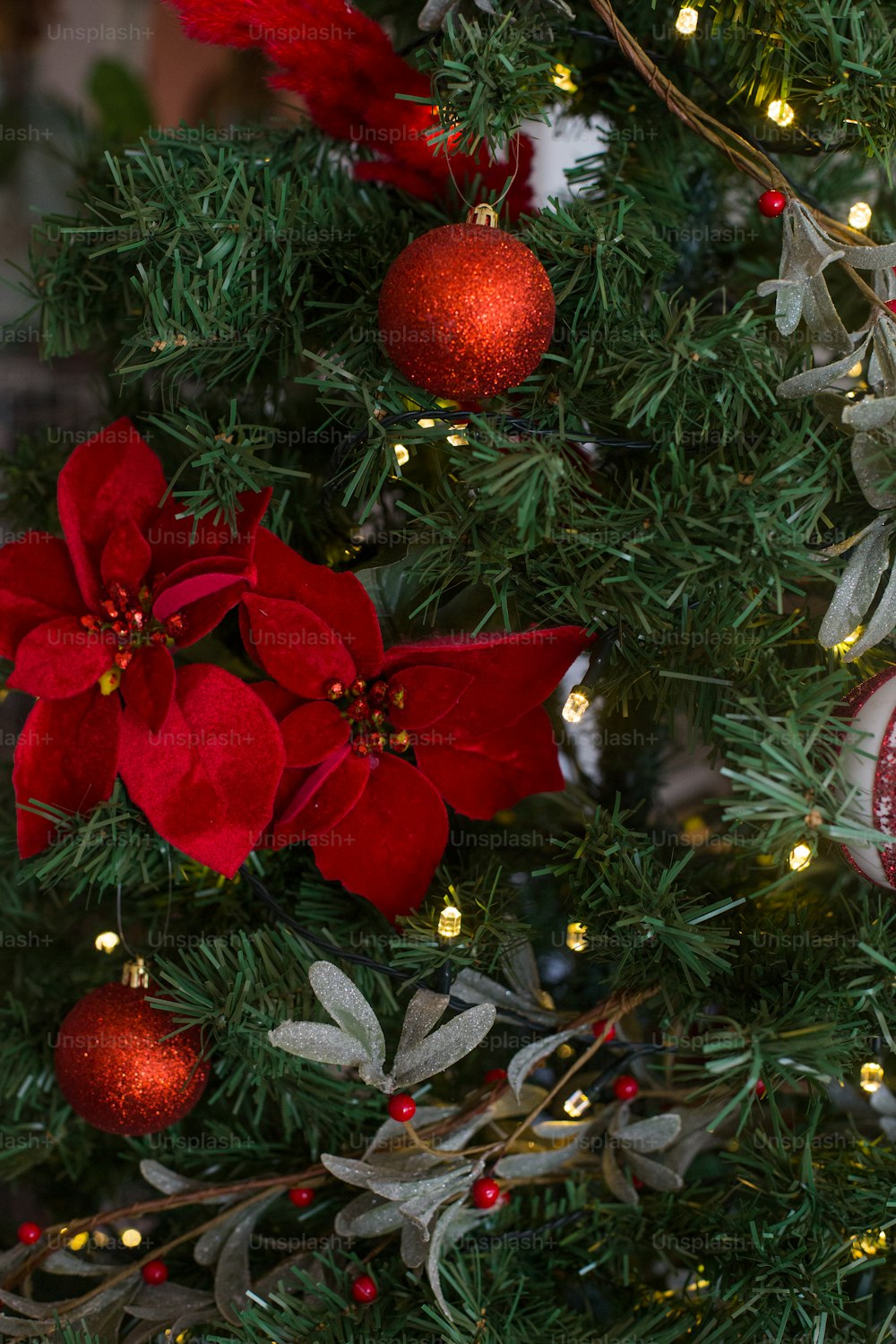 Eine Nahaufnahme eines Weihnachtsbaums mit Ornamenten