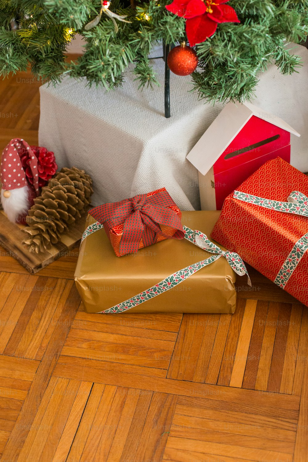 Cadeaux sous un sapin de Noël sur un plancher en bois